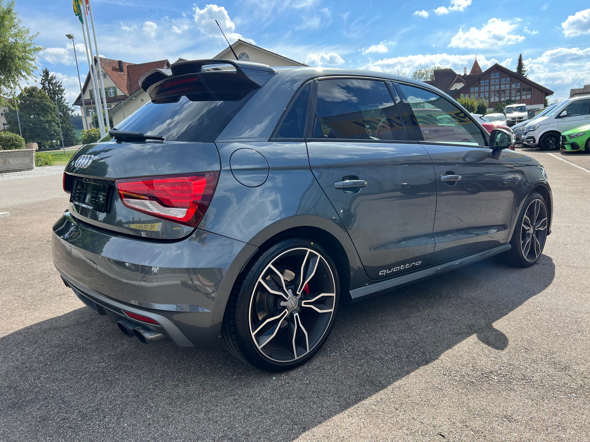 AUDI S1 Sportback 2.0 TFSI quattro Spezial-image-6