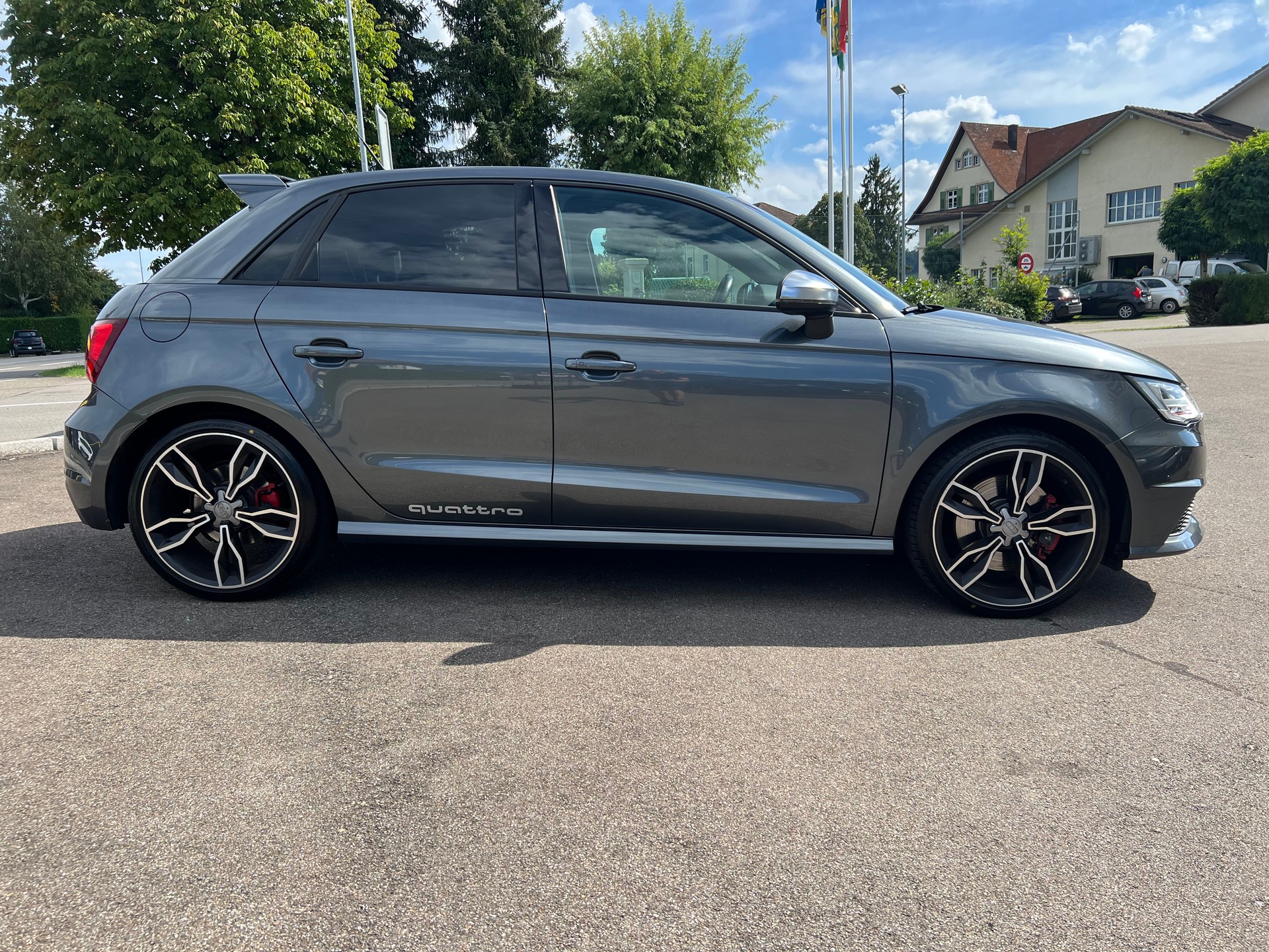 AUDI S1 Sportback 2.0 TFSI quattro Spezial-image-5