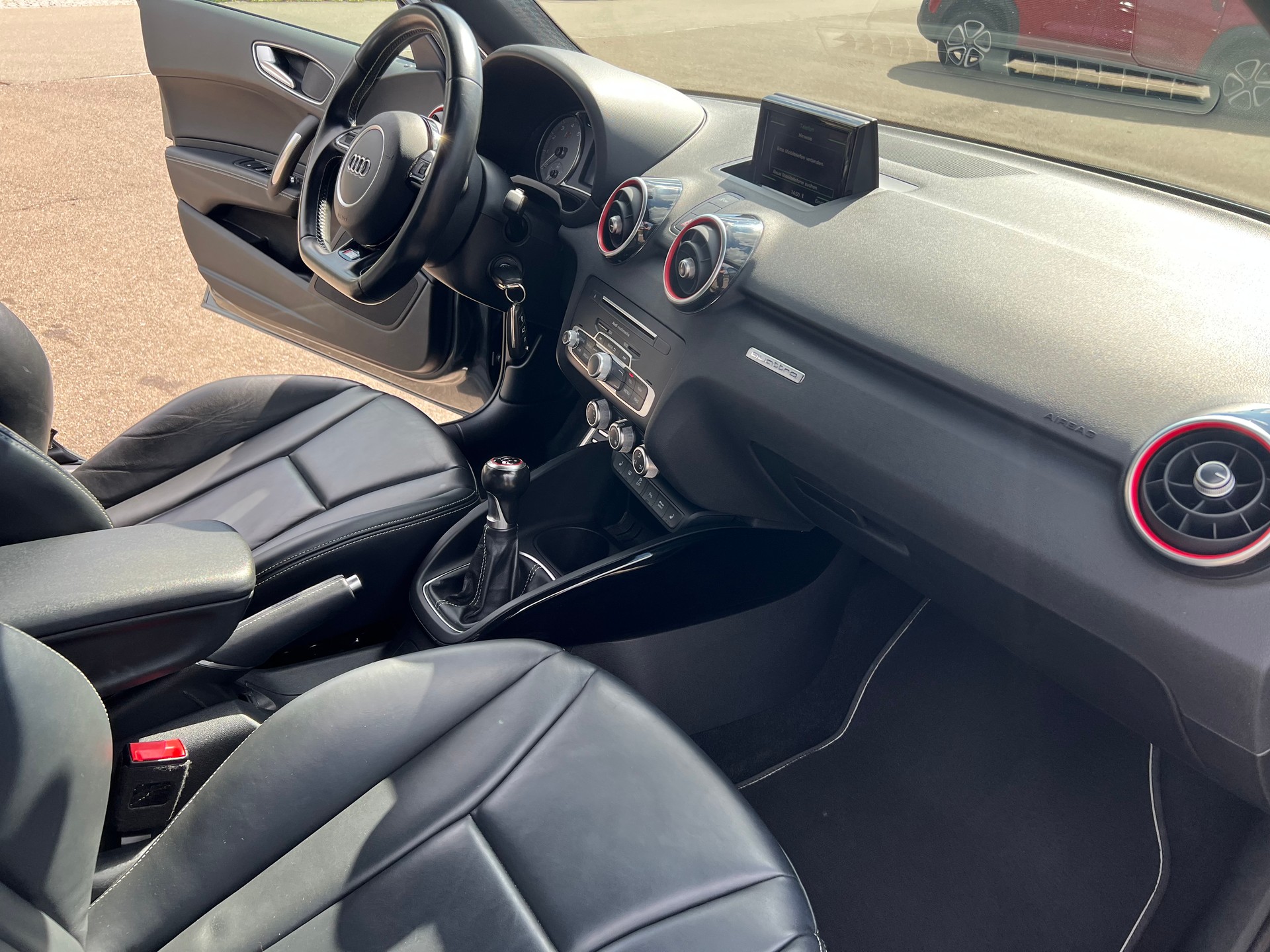AUDI S1 Sportback 2.0 TFSI quattro Spezial-image-15