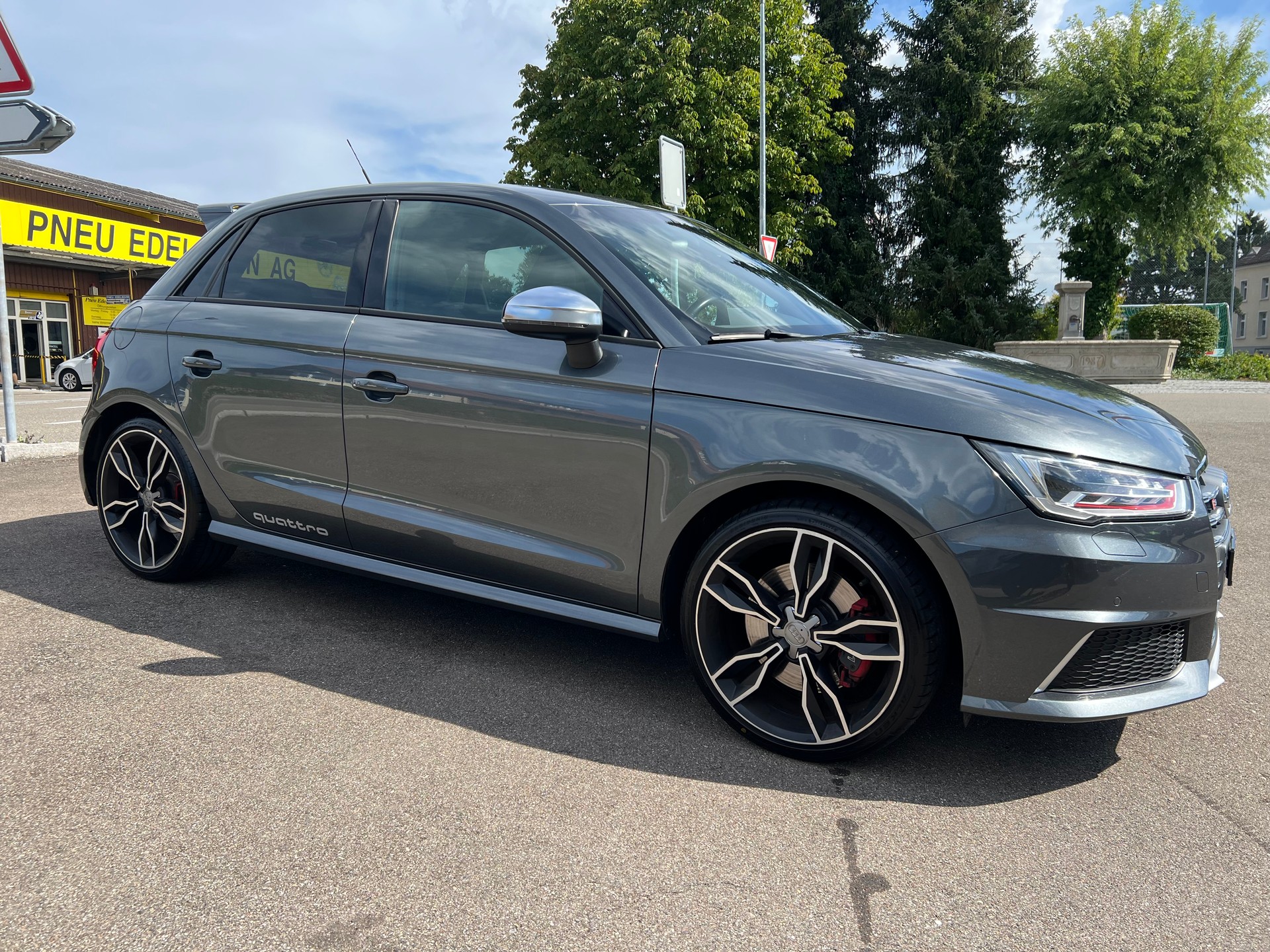 AUDI S1 Sportback 2.0 TFSI quattro Spezial-image-4