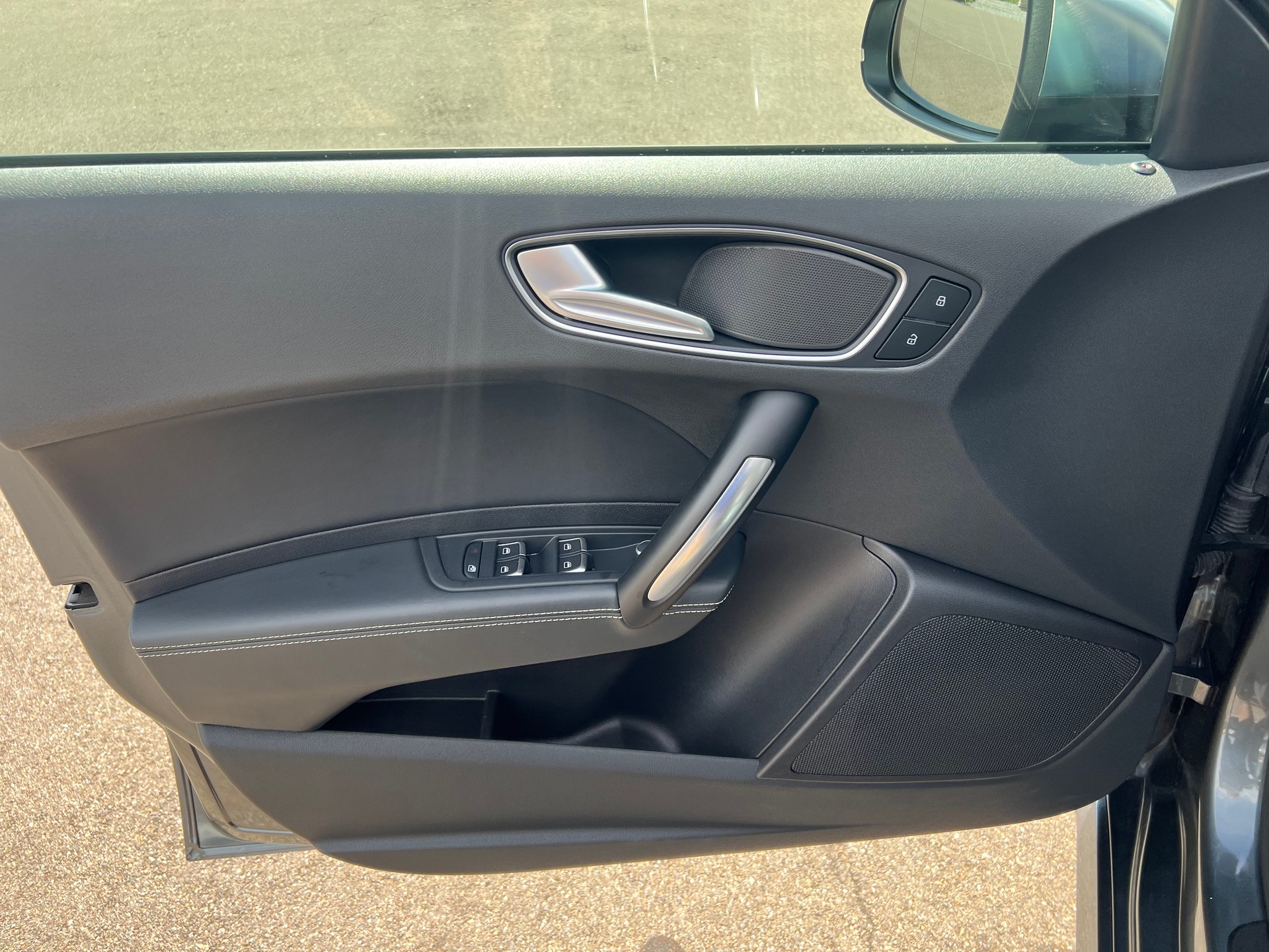 AUDI S1 Sportback 2.0 TFSI quattro Spezial-image-11