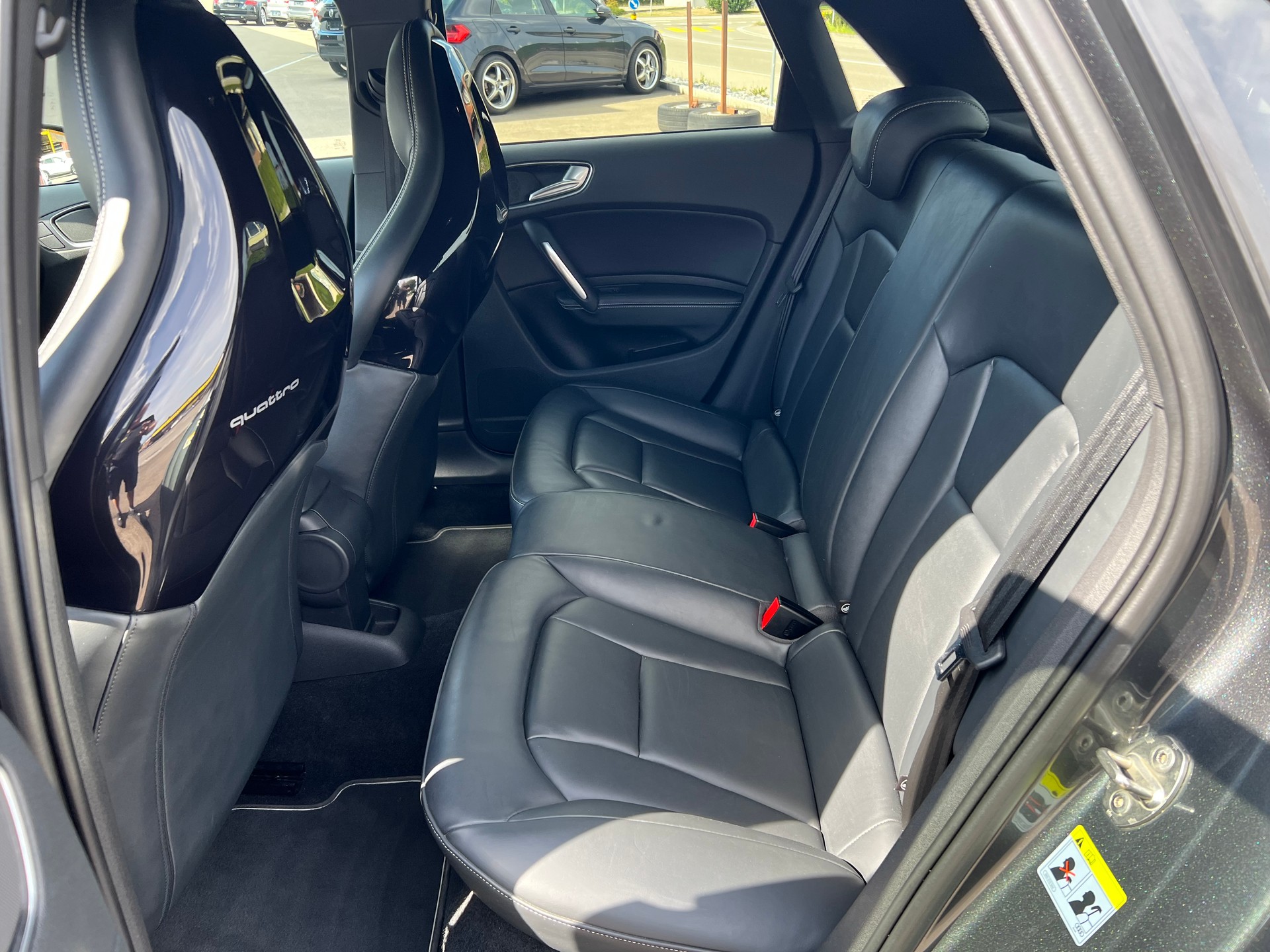 AUDI S1 Sportback 2.0 TFSI quattro Spezial-image-13