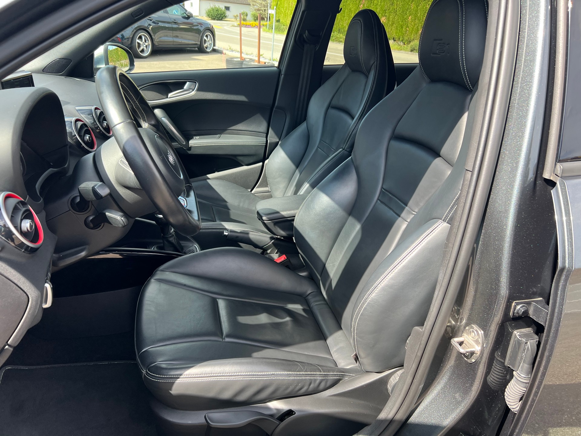 AUDI S1 Sportback 2.0 TFSI quattro Spezial-image-12