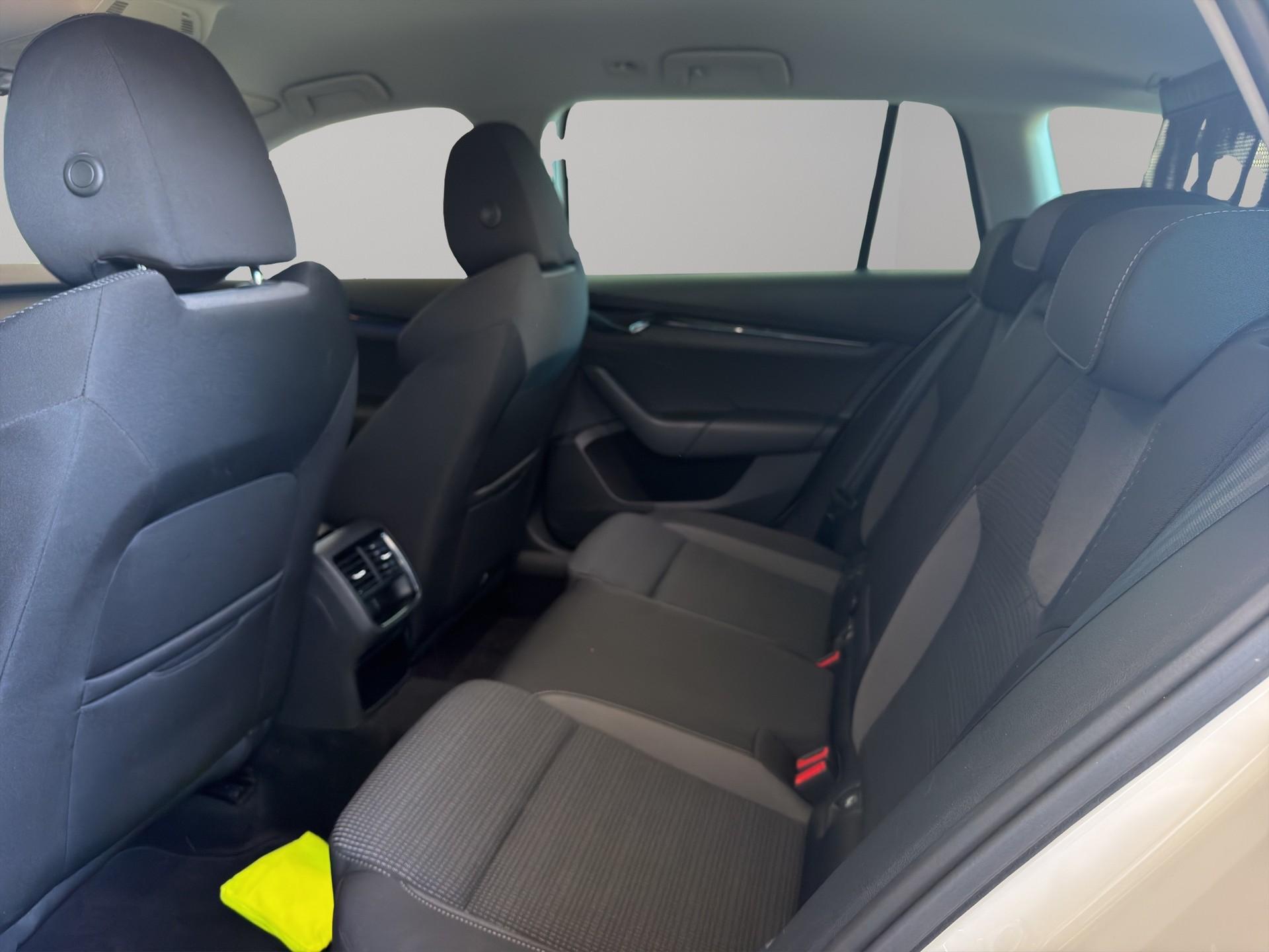 SKODA Octavia Combi 2.0 TDI DSG Ambition-image-12