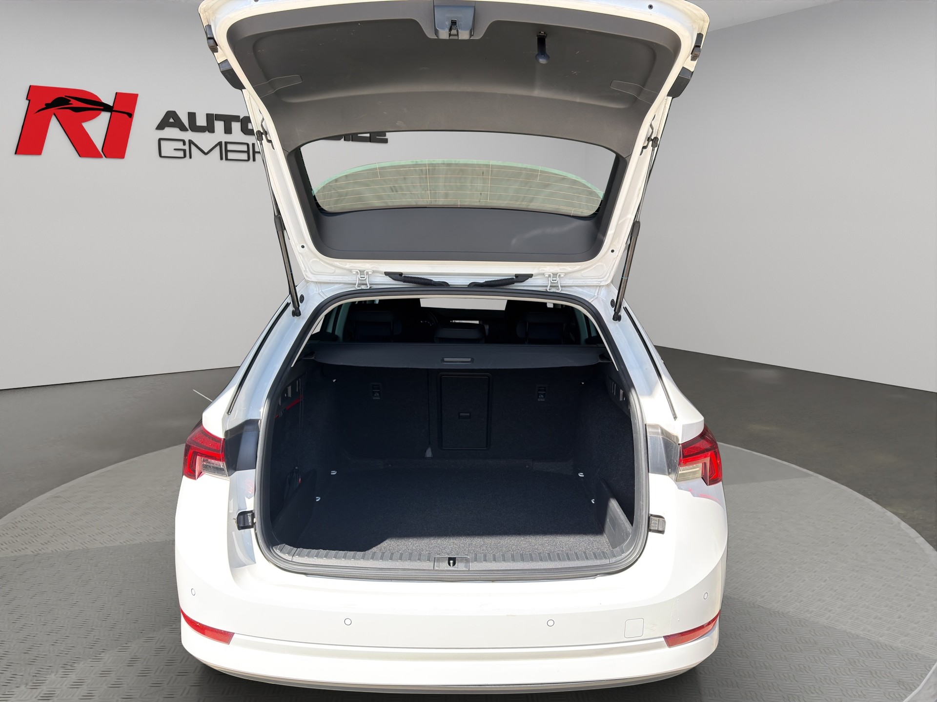 SKODA Octavia Combi 2.0 TDI DSG Ambition-image-15