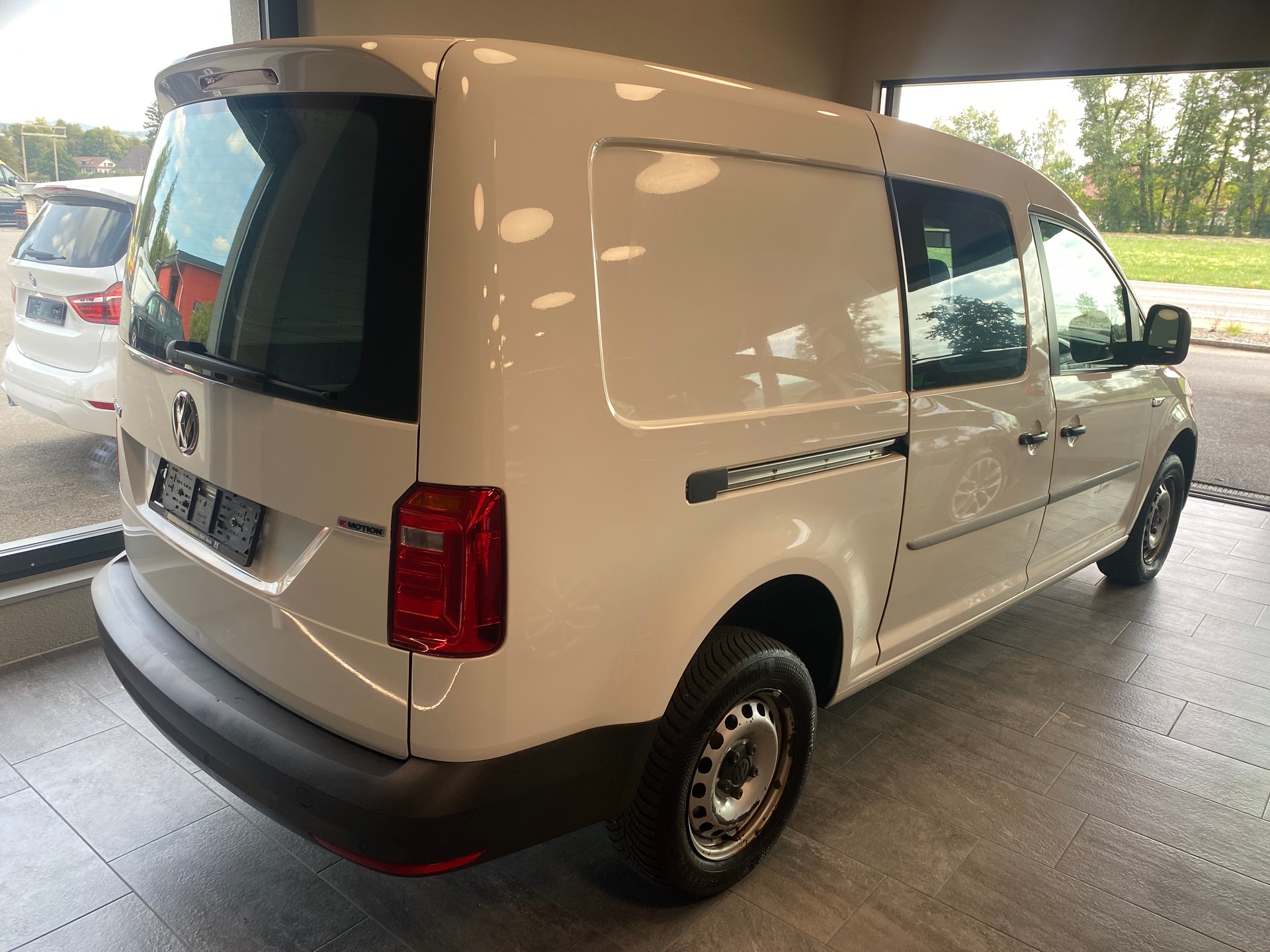 VW Caddy Maxi 2.0TDI 4Motion BlueMotion Technology-image-3