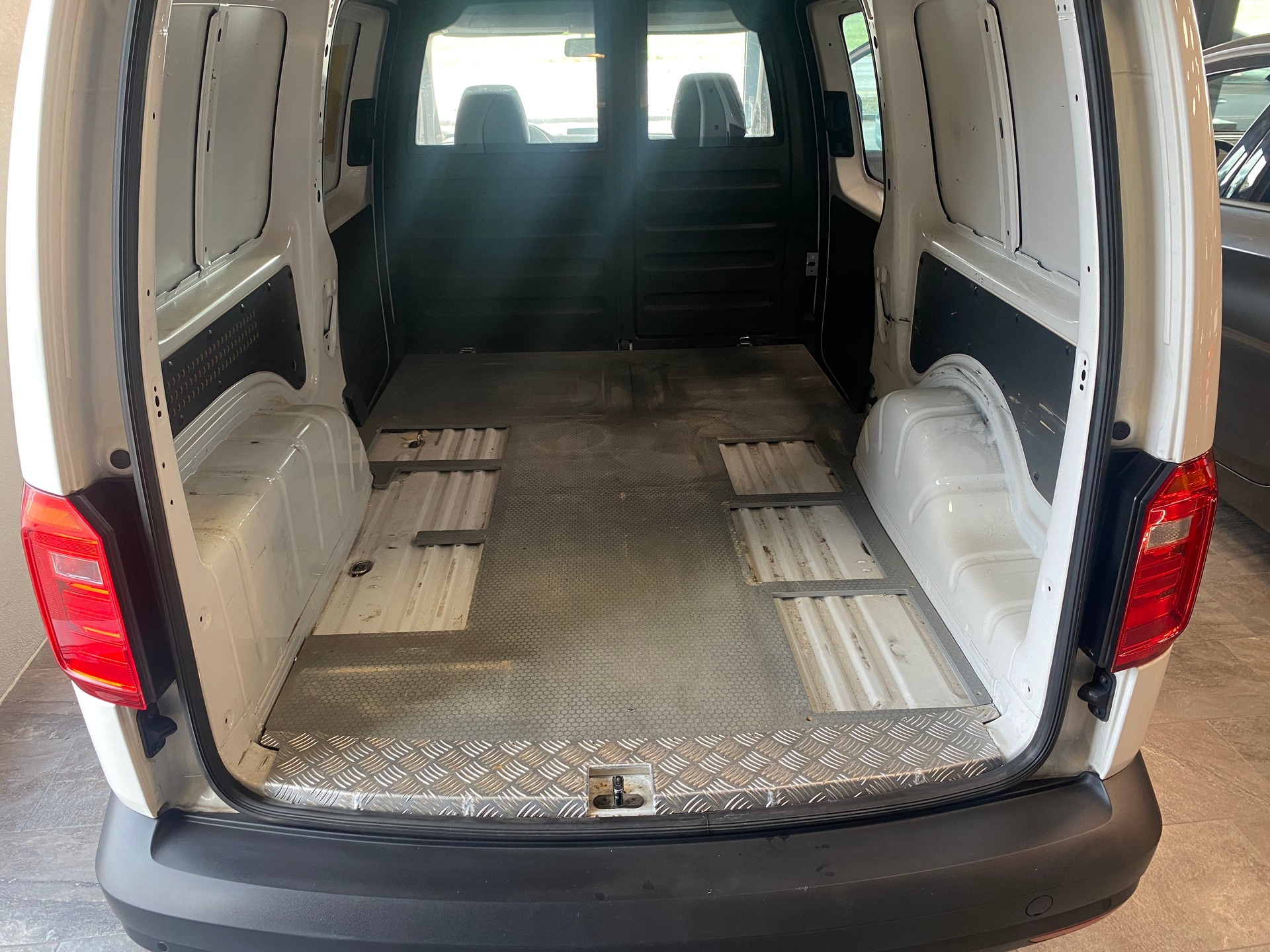 VW Caddy Maxi 2.0TDI 4Motion BlueMotion Technology-image-6