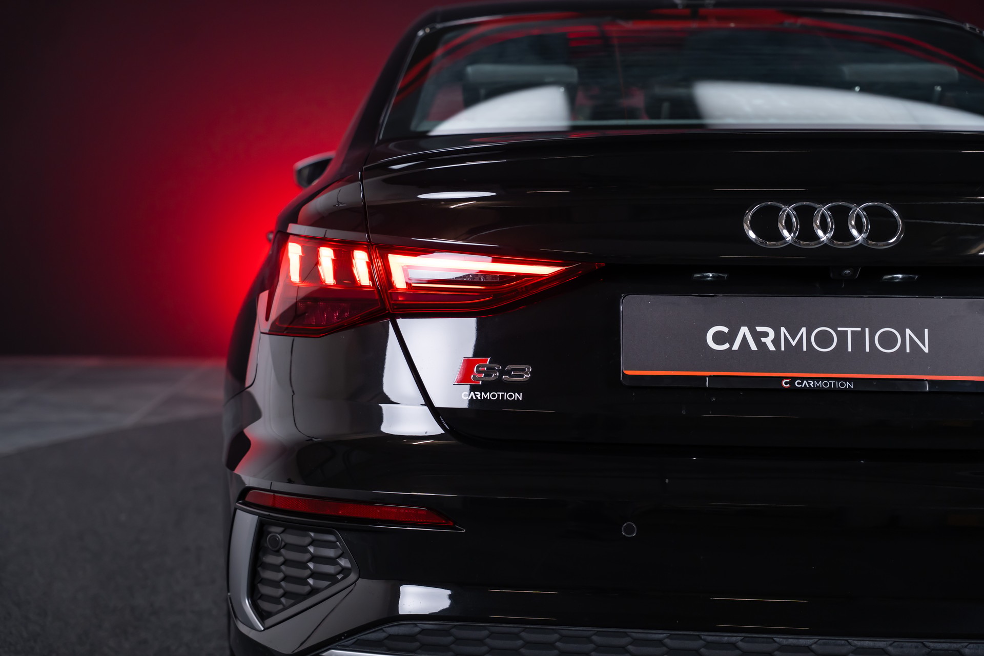 AUDI S3 Limousine 2.0 TFSI quattro S-Tronic / Rückfahrkamera / Ambientebeleuchtung / Tempomat-image-4