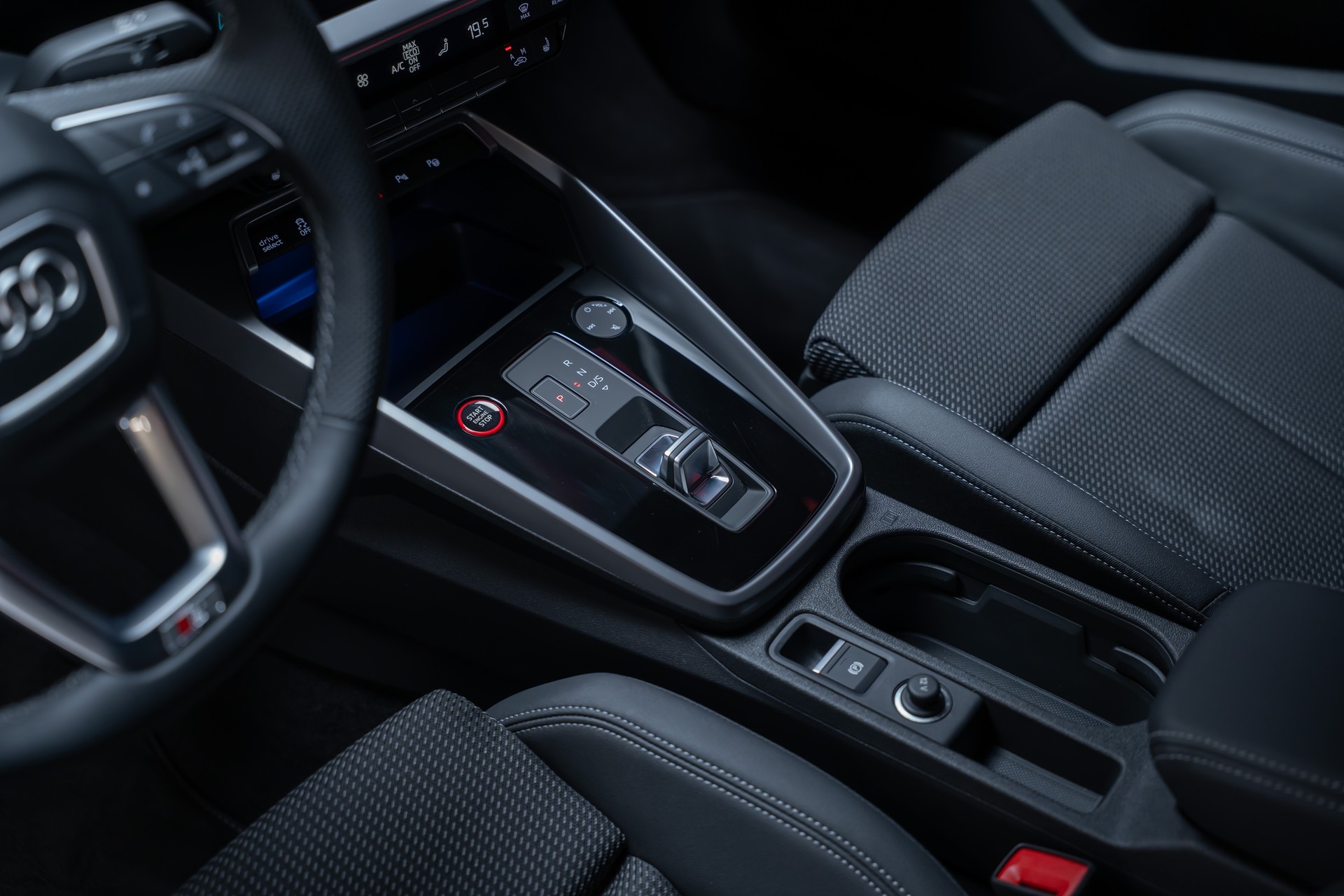 AUDI S3 Limousine 2.0 TFSI quattro S-Tronic / Rückfahrkamera / Ambientebeleuchtung / Tempomat-image-14