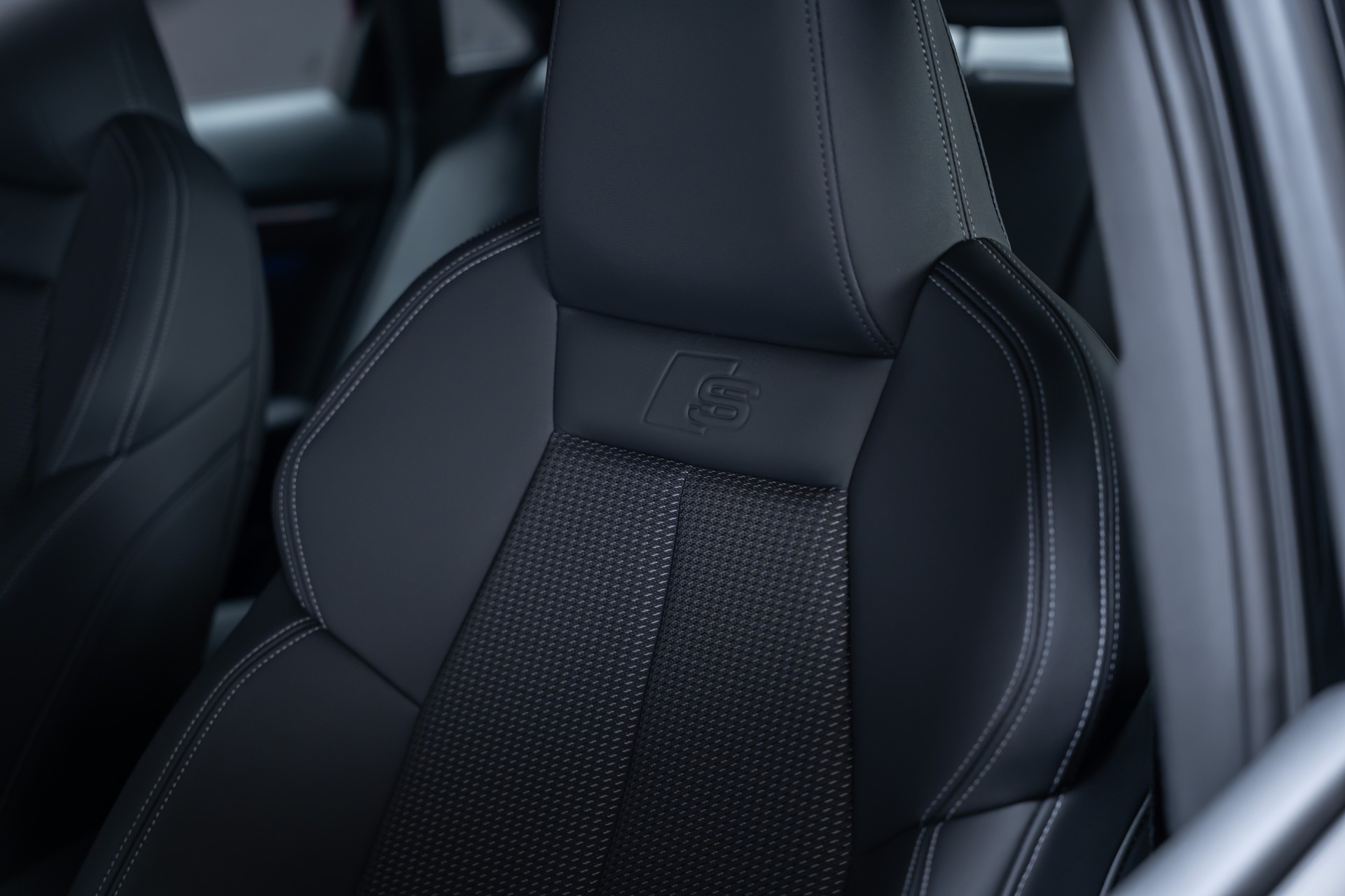 AUDI S3 Limousine 2.0 TFSI quattro S-Tronic / Rückfahrkamera / Ambientebeleuchtung / Tempomat-image-11