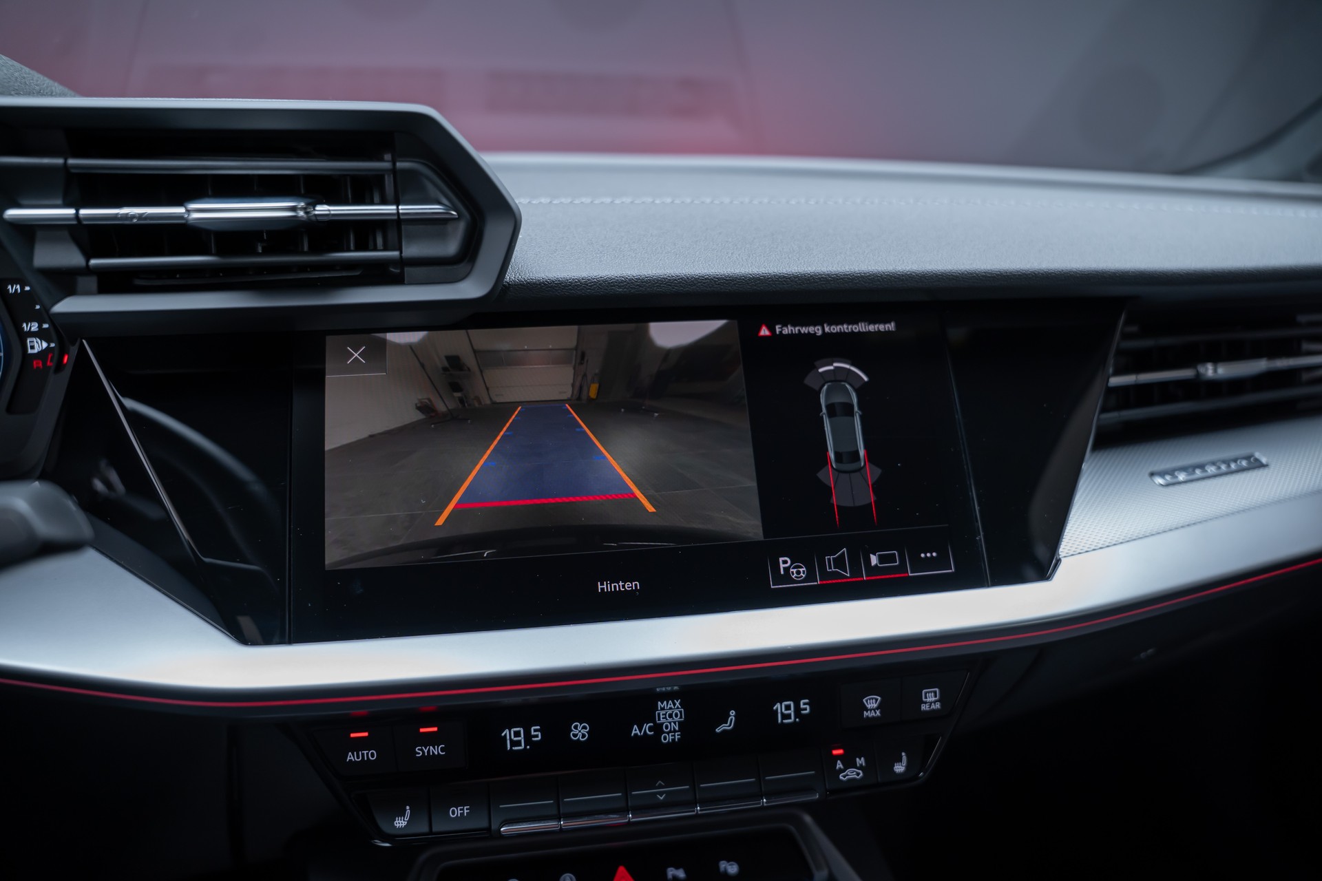 AUDI S3 Limousine 2.0 TFSI quattro S-Tronic / Rückfahrkamera / Ambientebeleuchtung / Tempomat-image-28