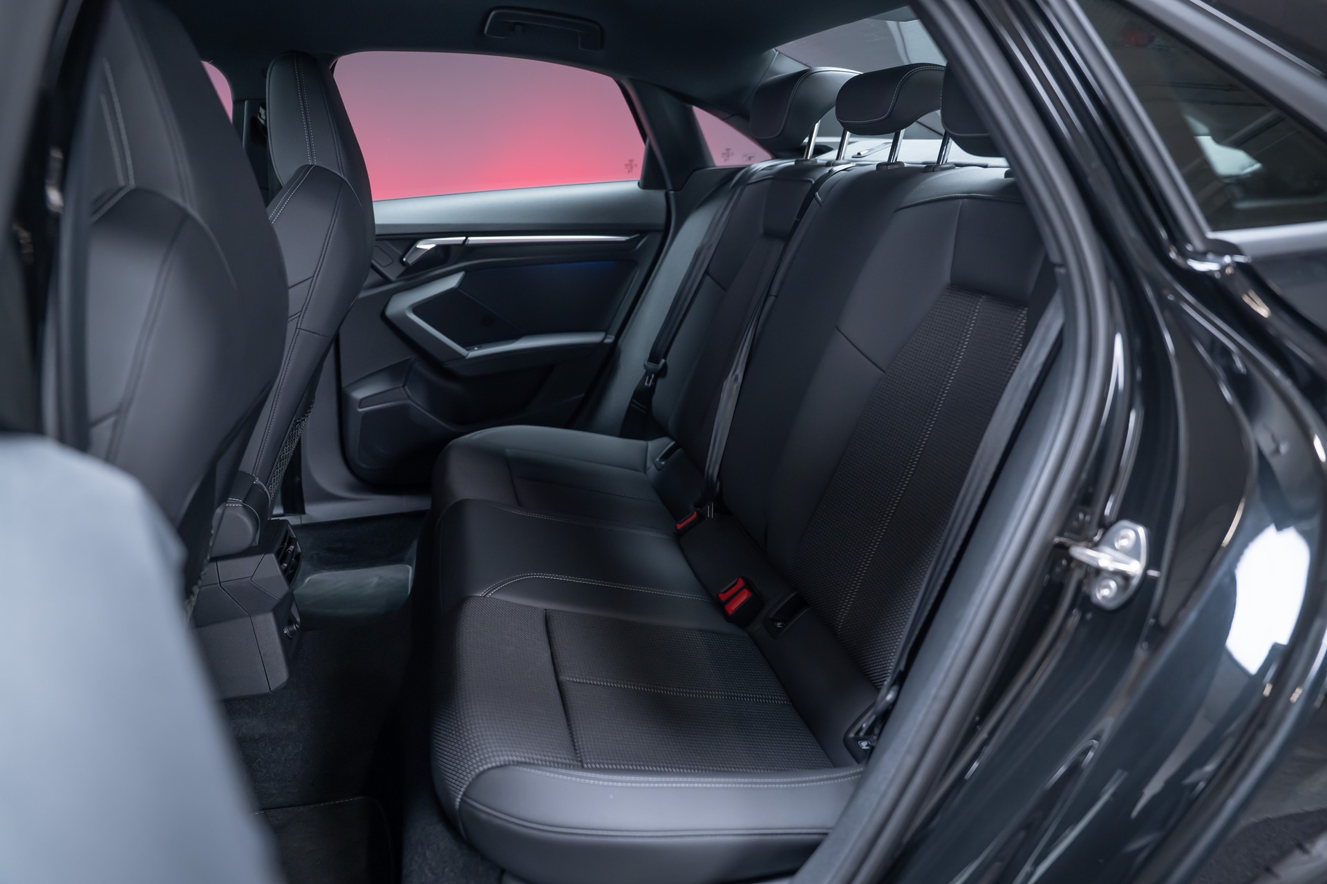 AUDI S3 Limousine 2.0 TFSI quattro S-Tronic / Rückfahrkamera / Ambientebeleuchtung / Tempomat-image-16