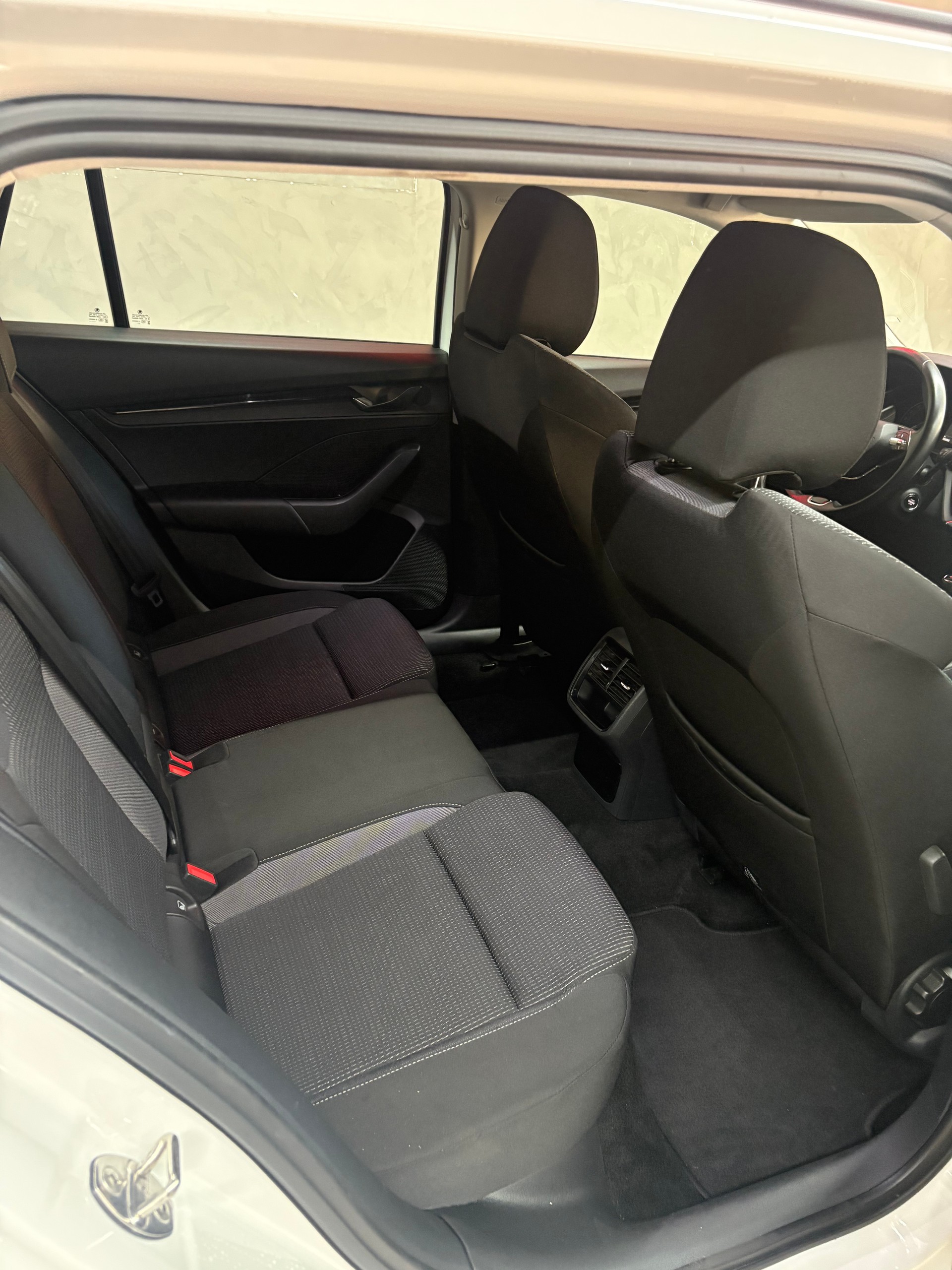 SKODA Octavia Combi 2.0 TDI Ambition-image-5