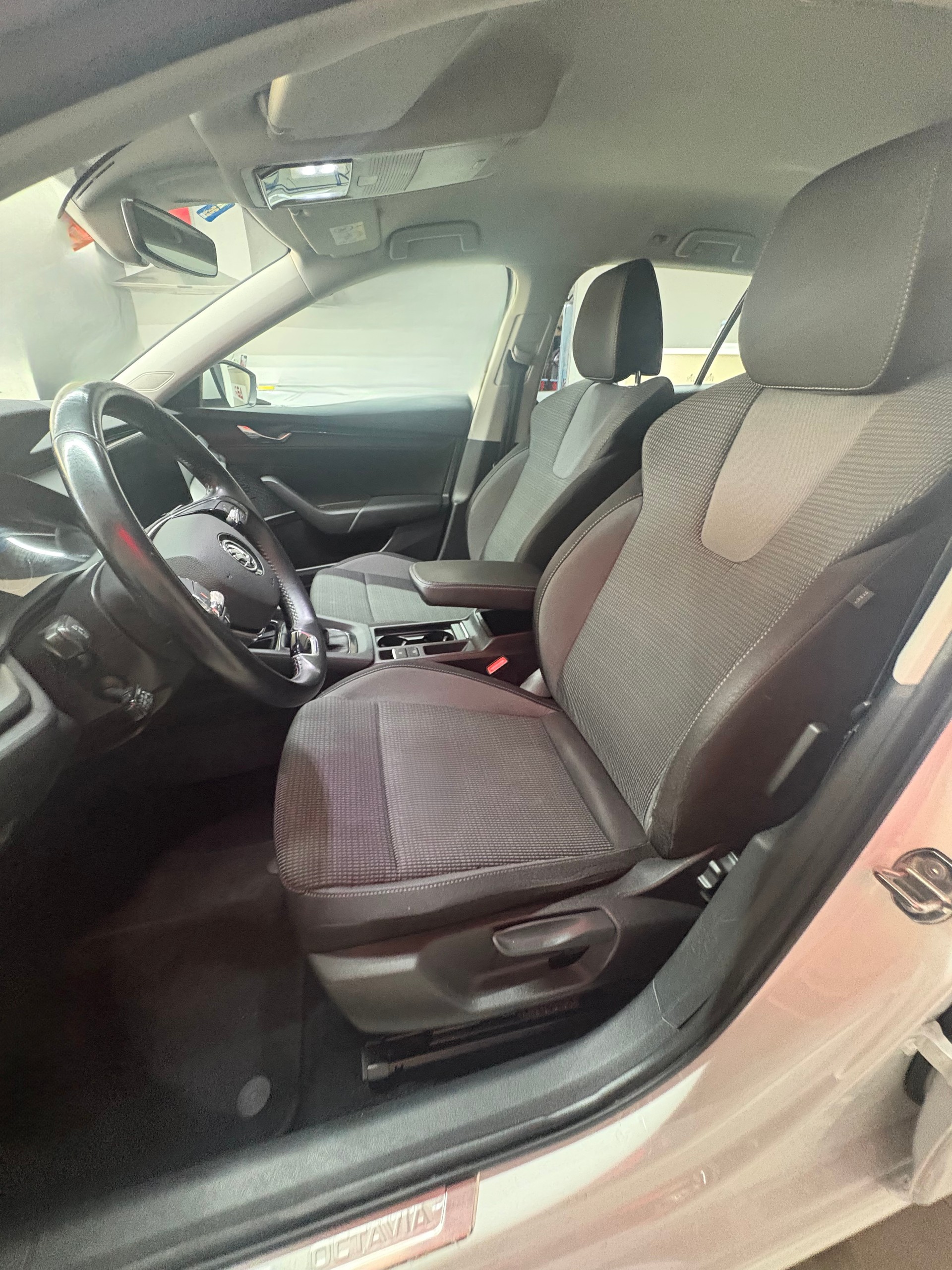SKODA Octavia Combi 2.0 TDI Ambition-image-6