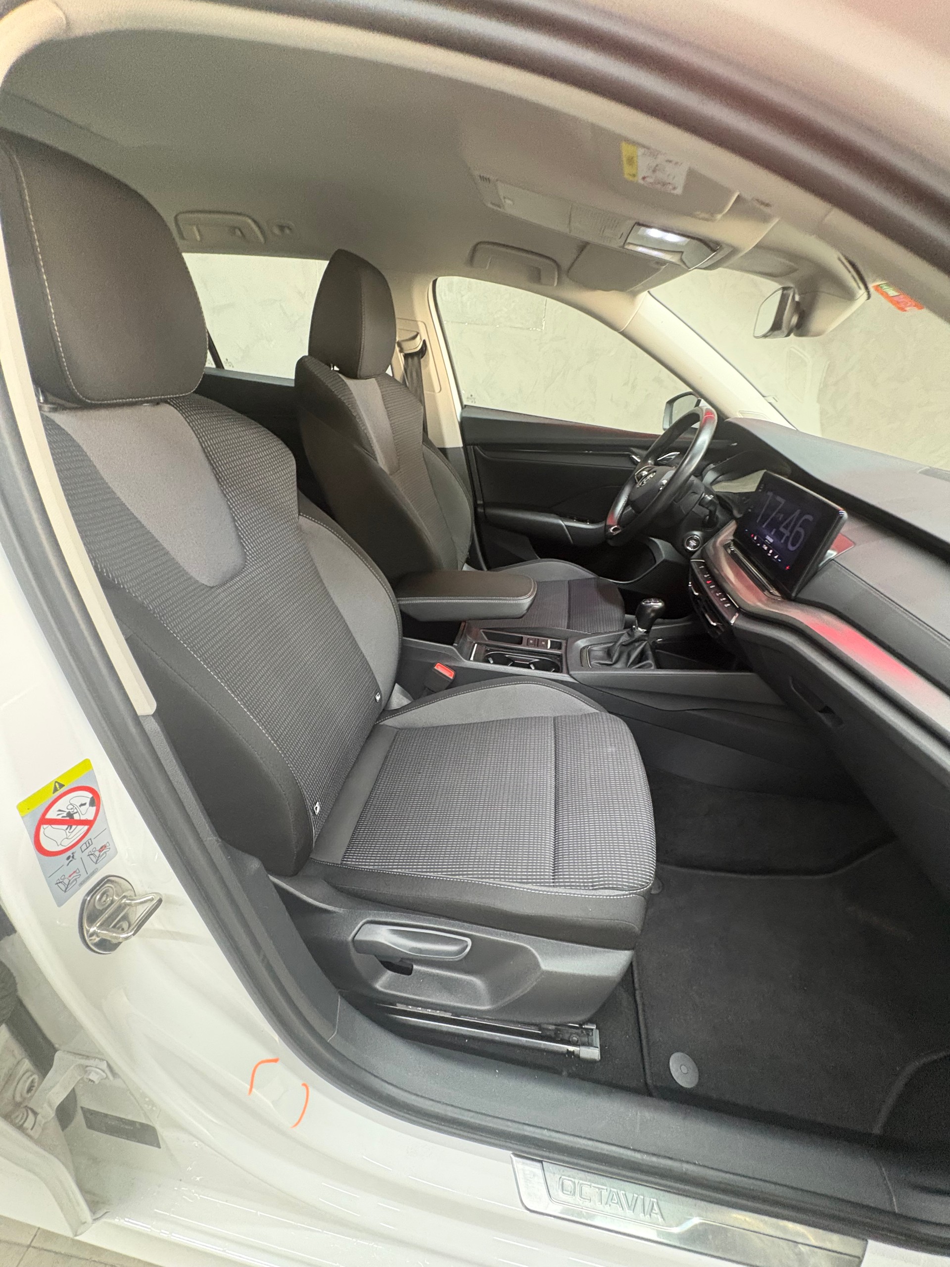 SKODA Octavia Combi 2.0 TDI Ambition-image-4