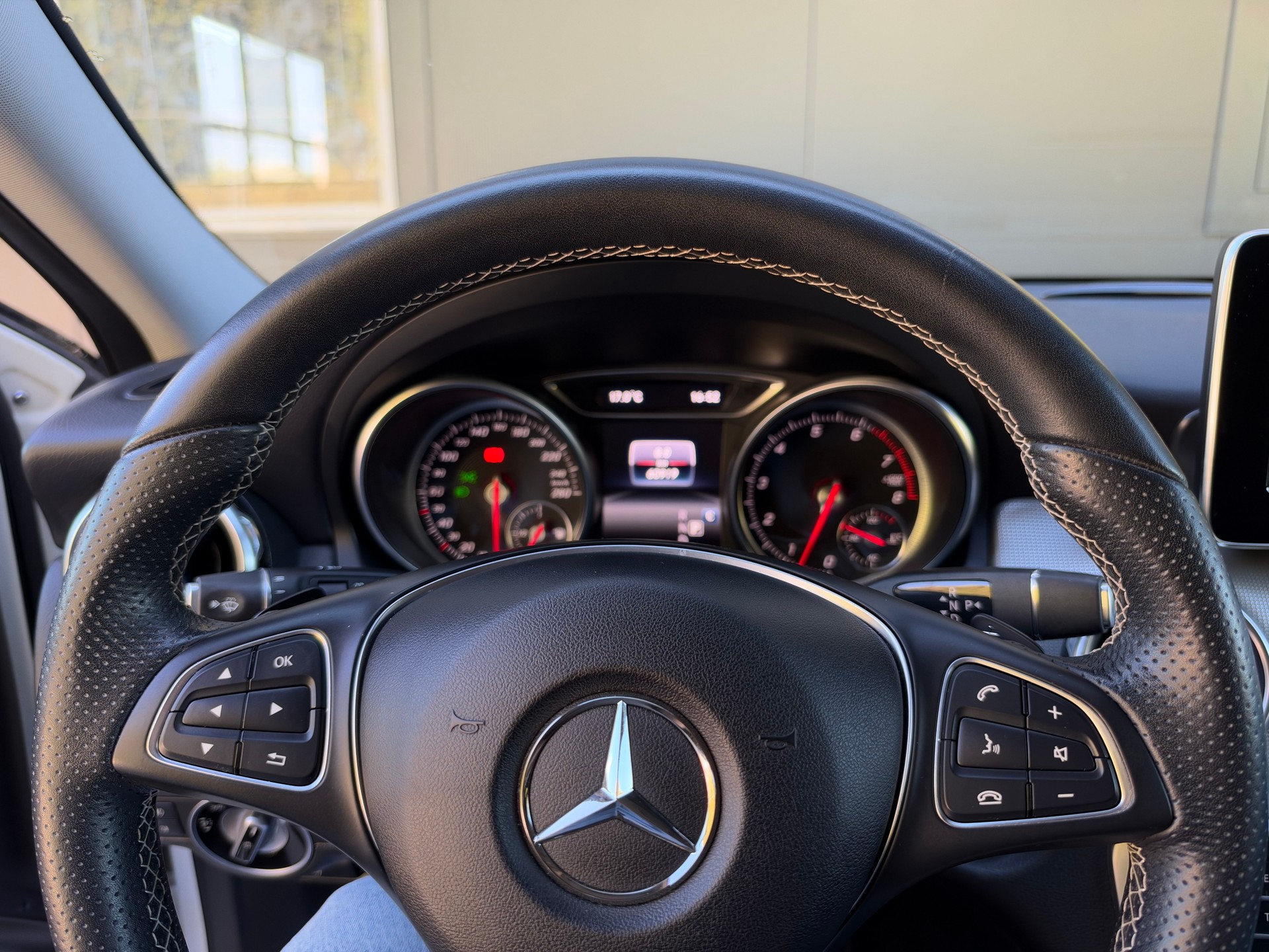 MERCEDES-BENZ GLA 200 Night Star 7G-DCT-image-7