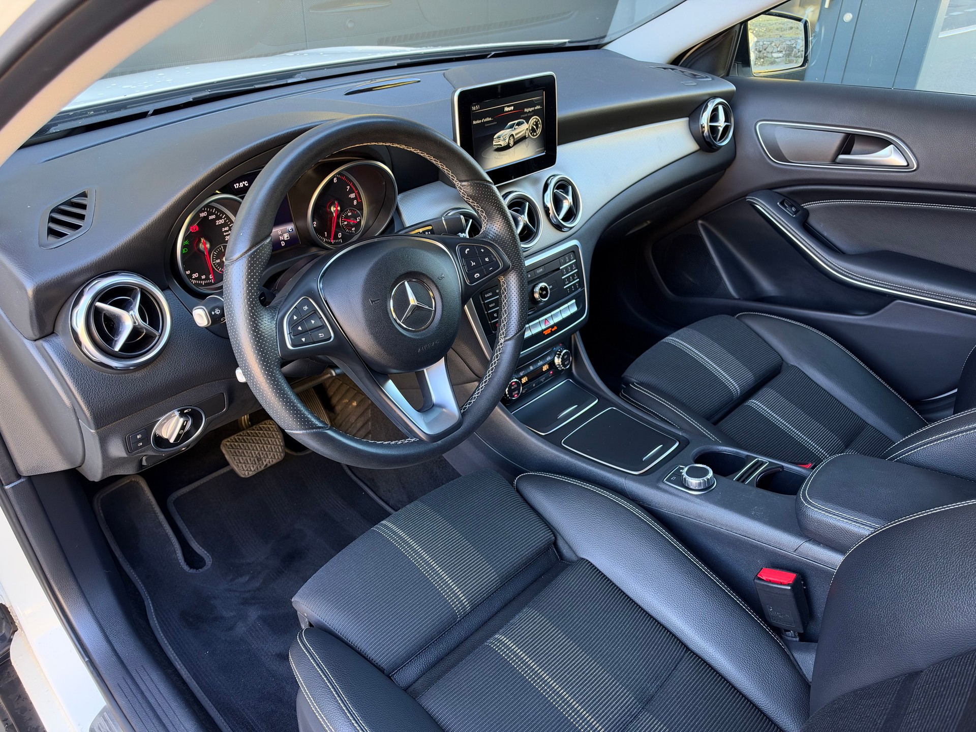 MERCEDES-BENZ GLA 200 Night Star 7G-DCT-image-6