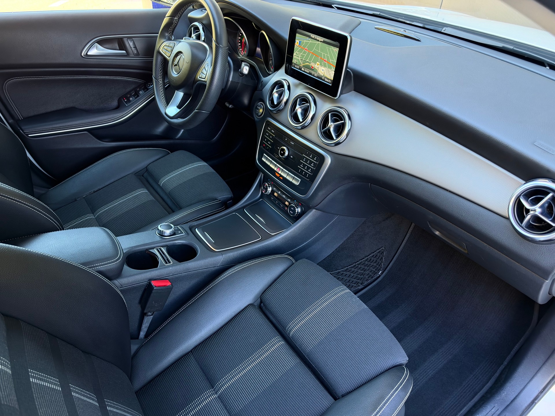 MERCEDES-BENZ GLA 200 Night Star 7G-DCT-image-13