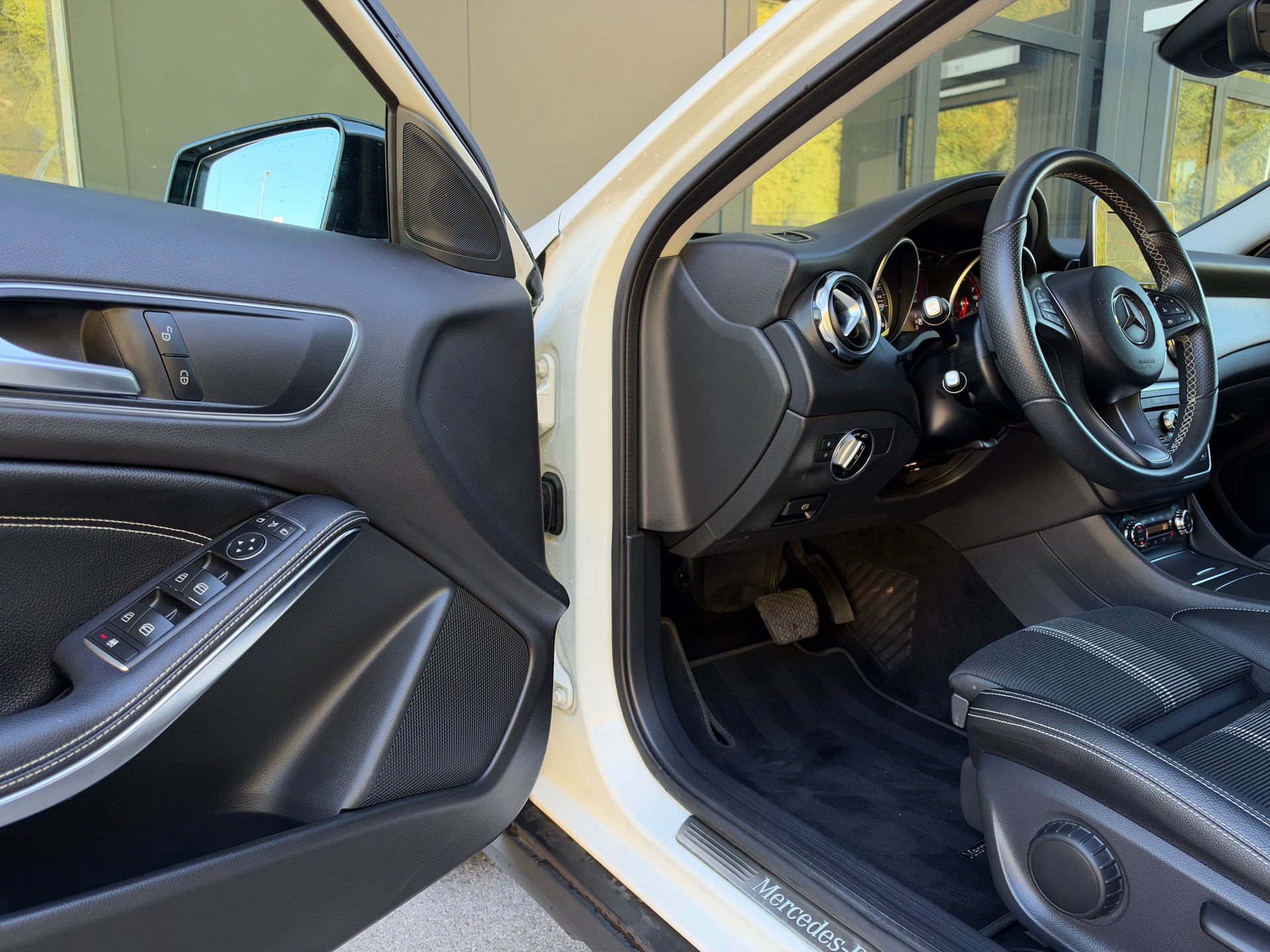 MERCEDES-BENZ GLA 200 Night Star 7G-DCT-image-10