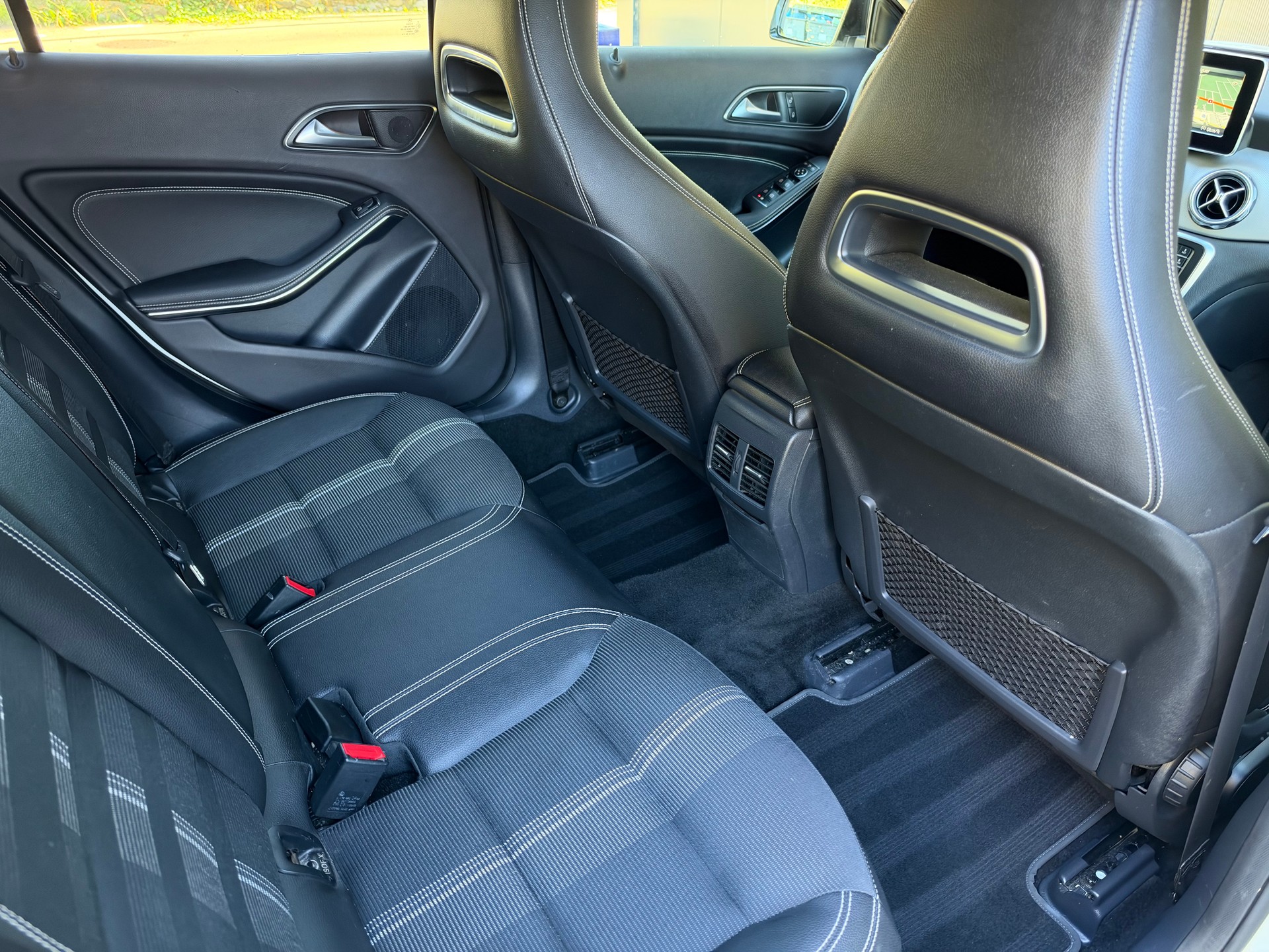 MERCEDES-BENZ GLA 200 Night Star 7G-DCT-image-14