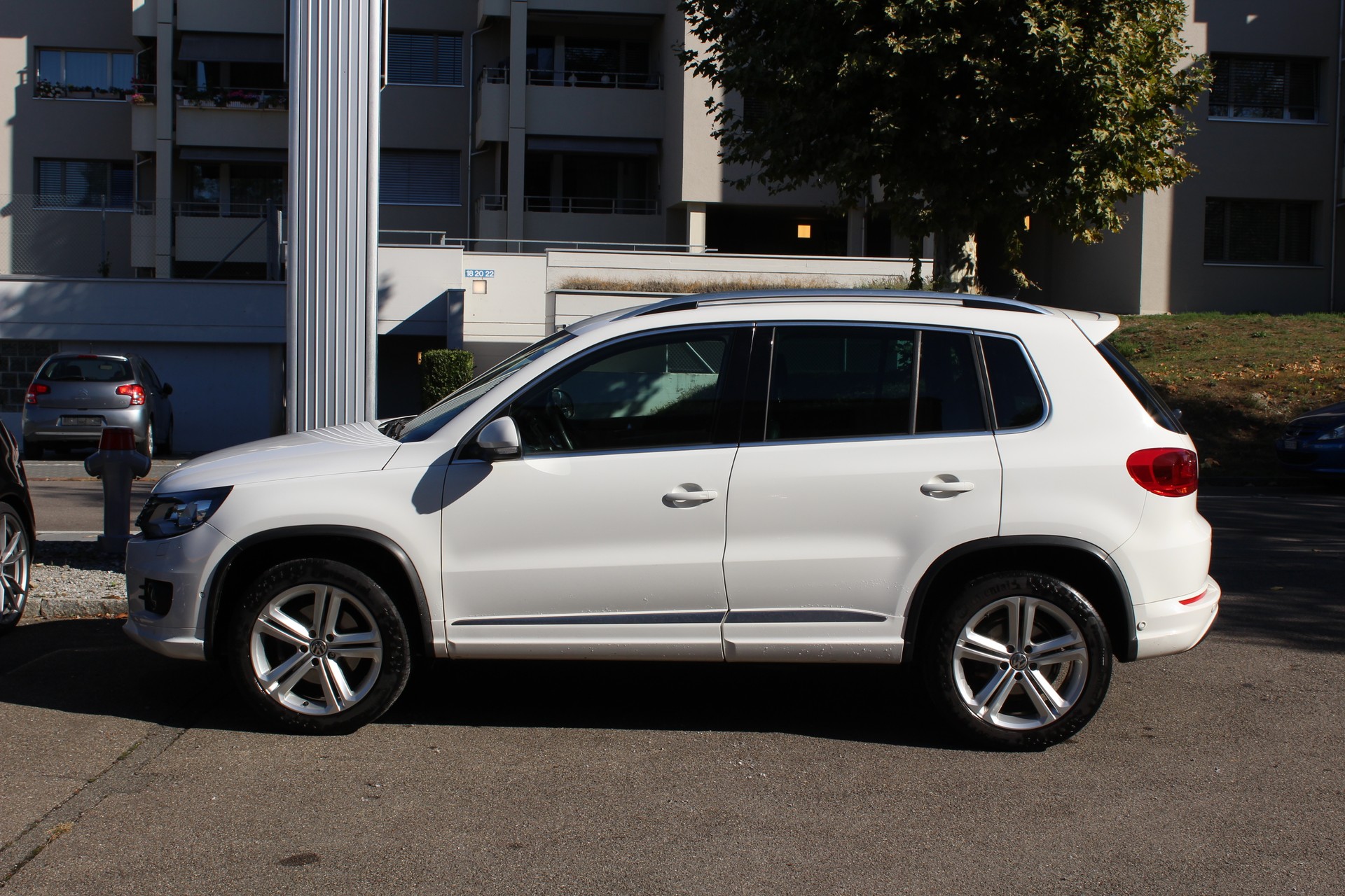 VW Tiguan 2.0 TSI R-Line Design 4Motion DSG-image-2