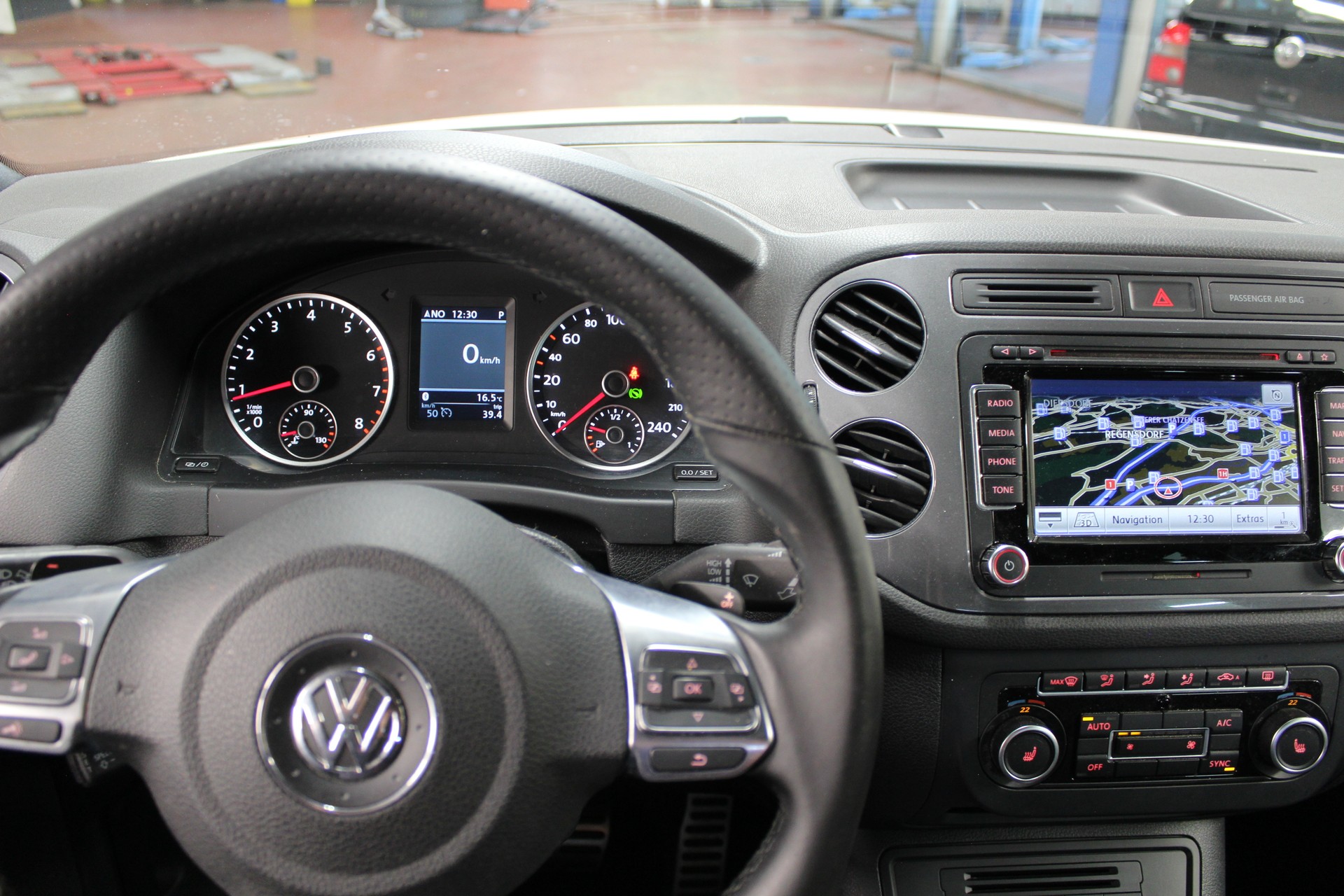 VW Tiguan 2.0 TSI R-Line Design 4Motion DSG-image-11