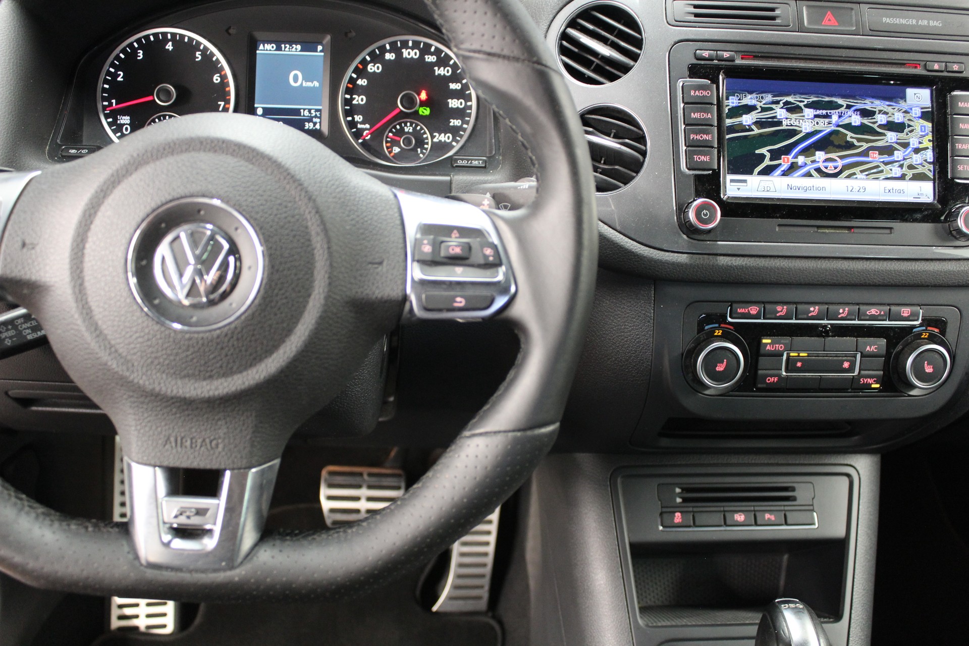 VW Tiguan 2.0 TSI R-Line Design 4Motion DSG-image-8