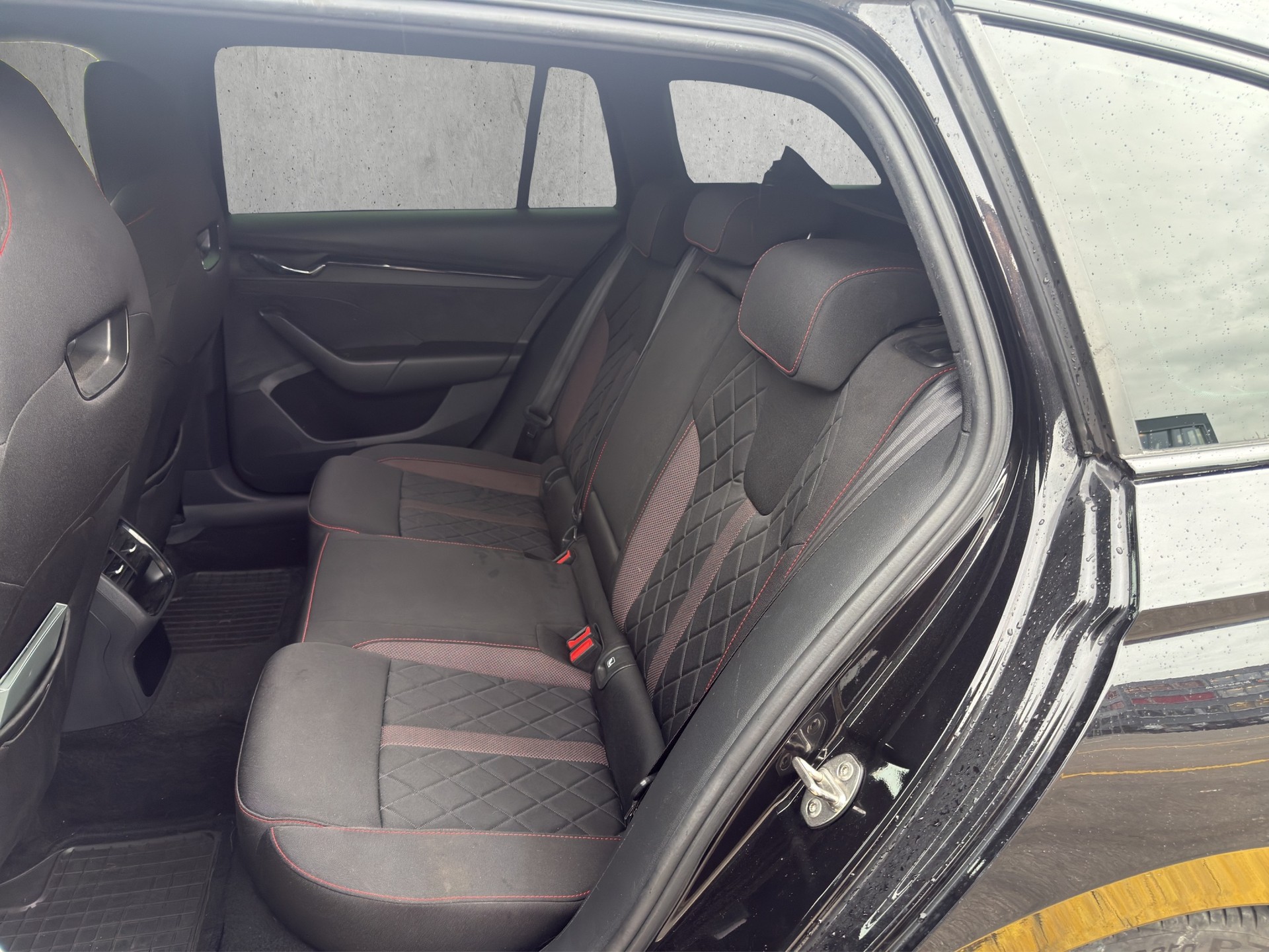 SKODA Octavia Combi 2.0 TDI DSG RS 4x4-image-9