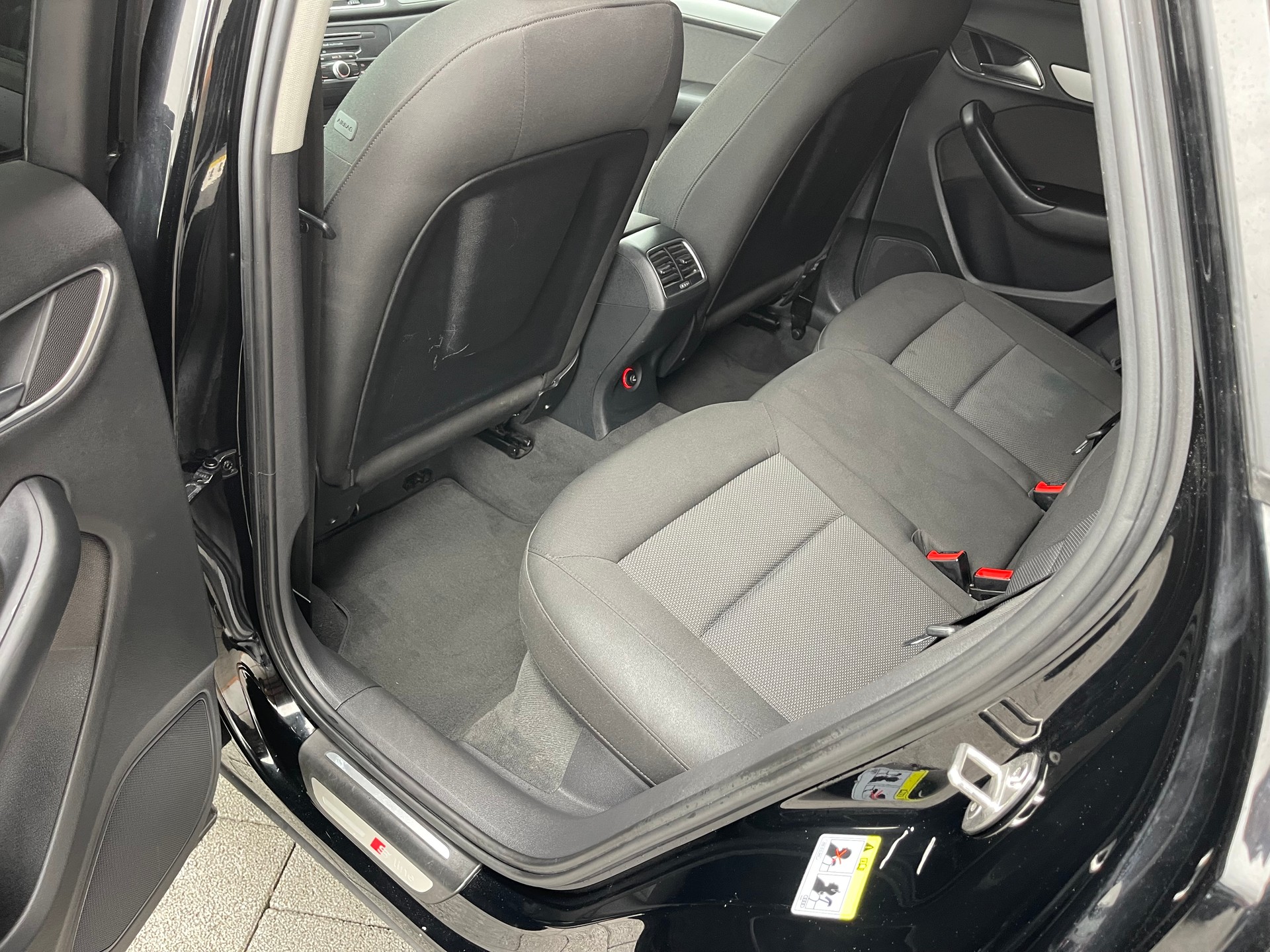 AUDI Q3 1.4 TFSI S-Line-image-12