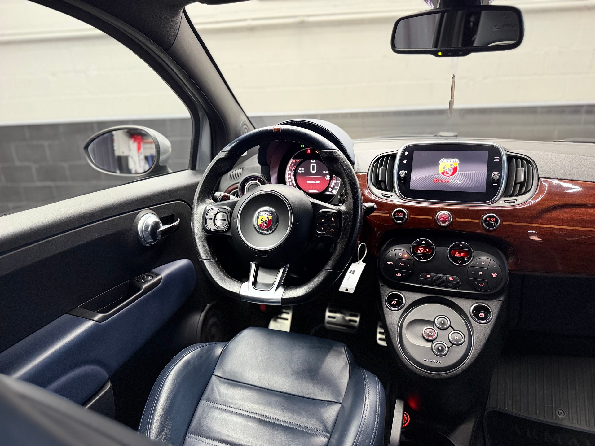 FIAT 695C 1.4 16V Turbo Abarth Rivale Dualogic | Akrapovic Auspuff | Cabrio | CH-Auto | Beats Soundsystem | Special Edition Nr. 2569-image-22