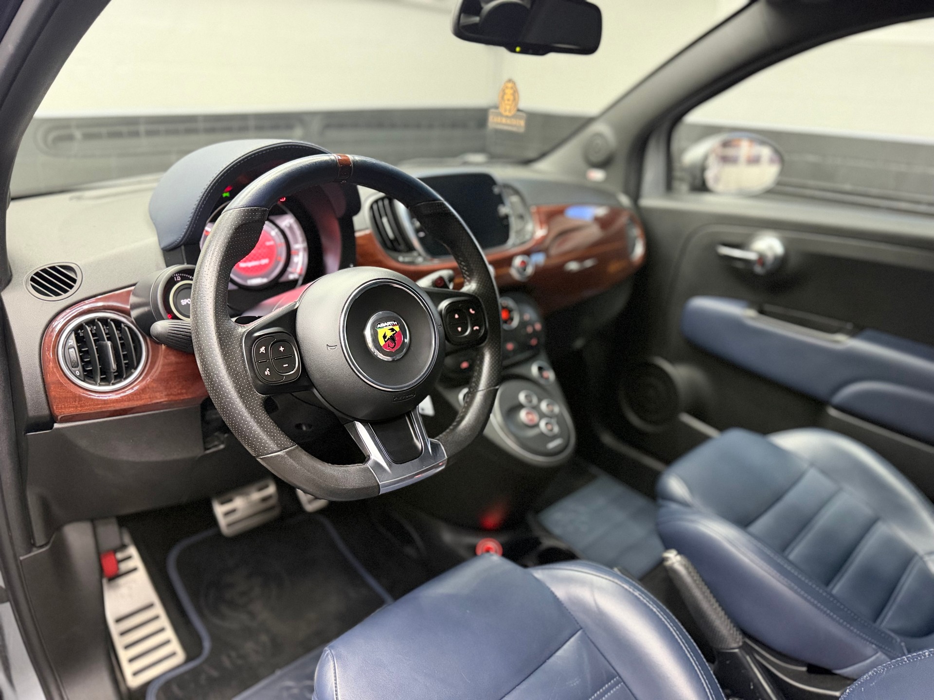 FIAT 695C 1.4 16V Turbo Abarth Rivale Dualogic | Akrapovic Auspuff | Cabrio | CH-Auto | Beats Soundsystem | Special Edition Nr. 2569-image-15
