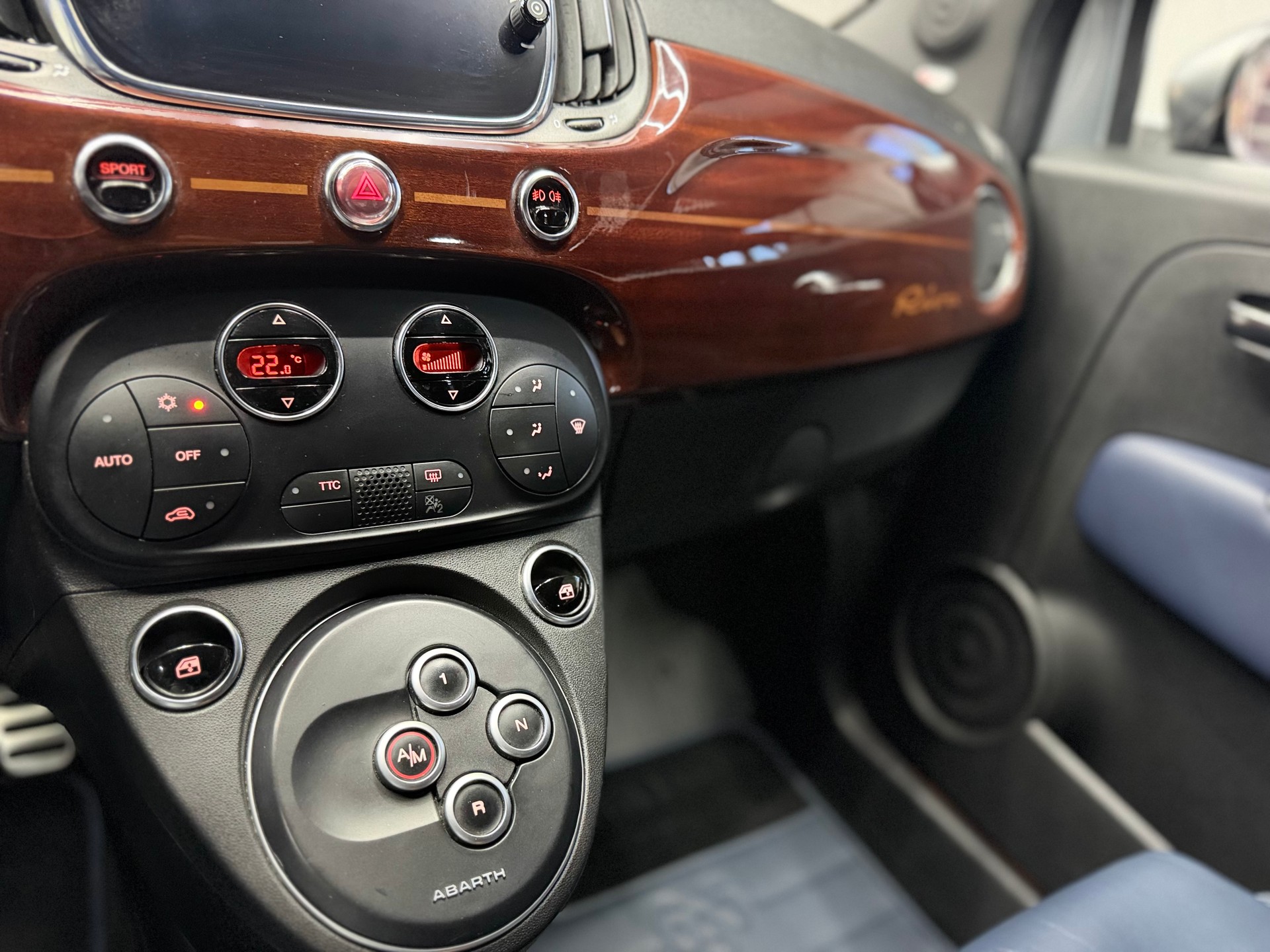 FIAT 695C 1.4 16V Turbo Abarth Rivale Dualogic | Akrapovic Auspuff | Cabrio | CH-Auto | Beats Soundsystem | Special Edition Nr. 2569-image-26