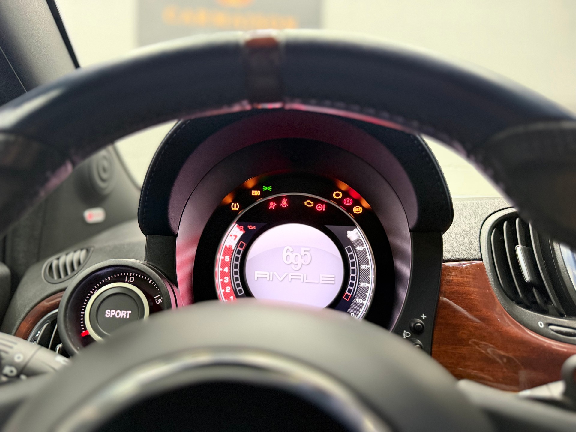 FIAT 695C 1.4 16V Turbo Abarth Rivale Dualogic | Akrapovic Auspuff | Cabrio | CH-Auto | Beats Soundsystem | Special Edition Nr. 2569-image-24