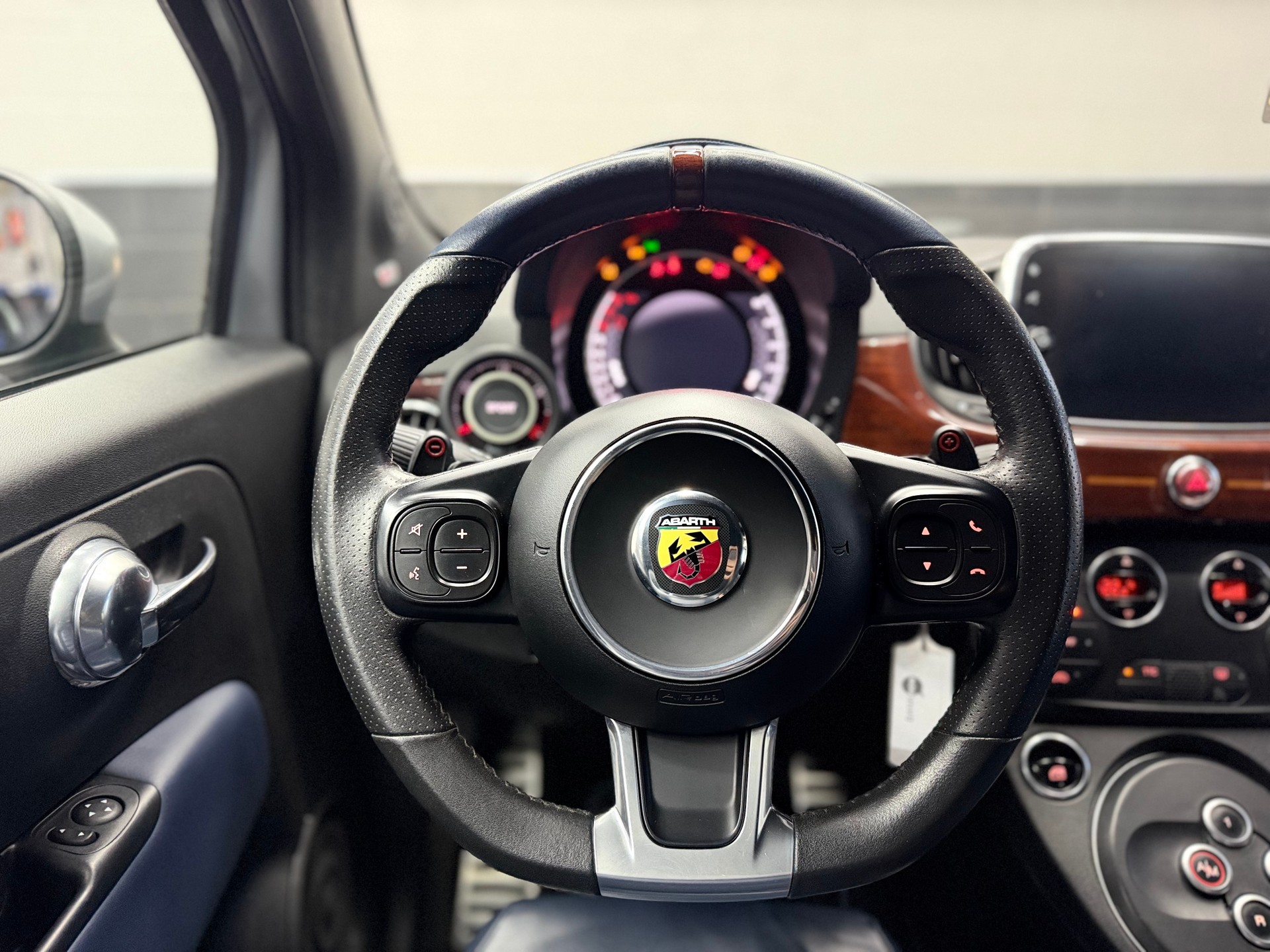 FIAT 695C 1.4 16V Turbo Abarth Rivale Dualogic | Akrapovic Auspuff | Cabrio | CH-Auto | Beats Soundsystem | Special Edition Nr. 2569-image-23