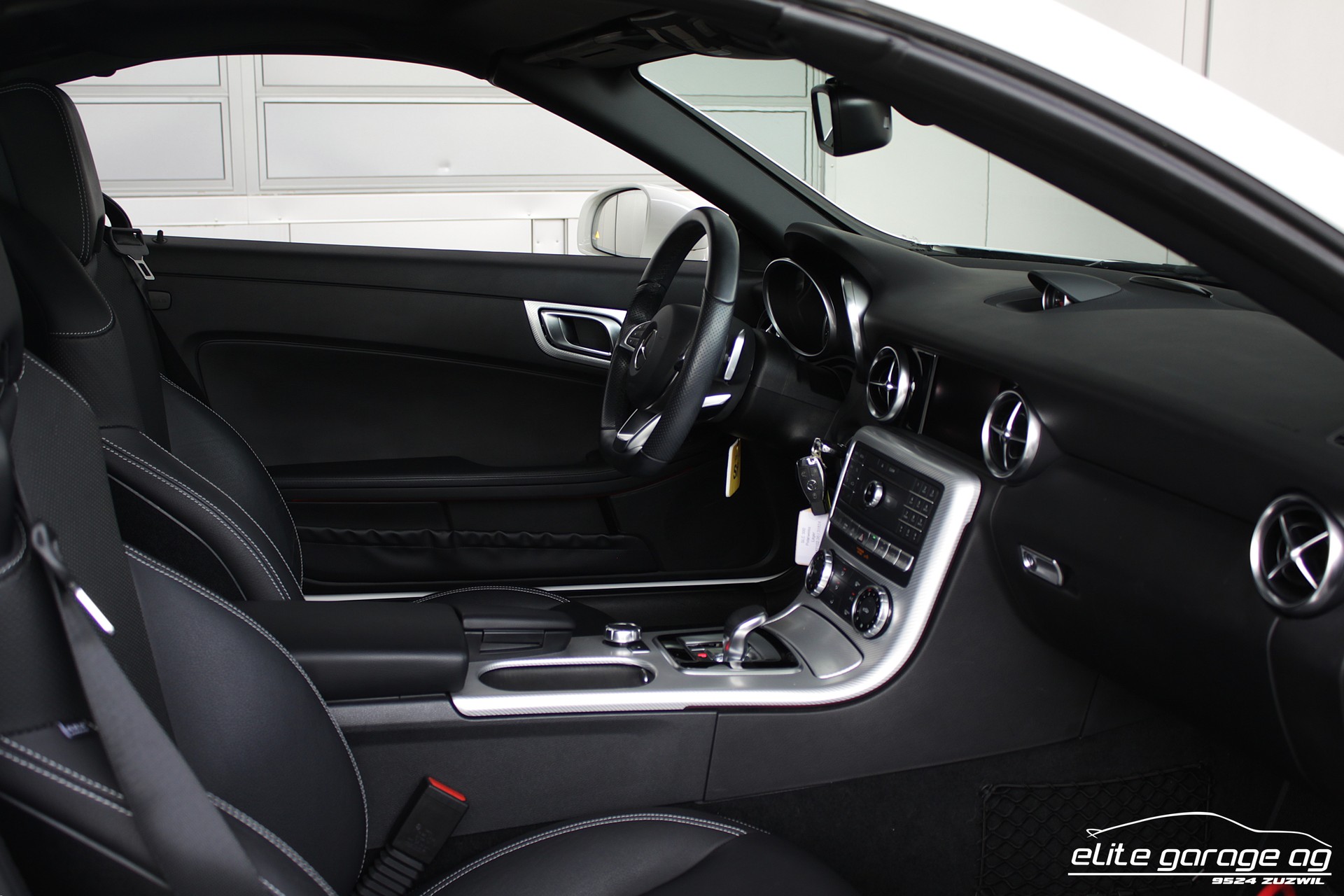 MERCEDES-BENZ SLC 300 AMG Line 9G-Tronic-image-14