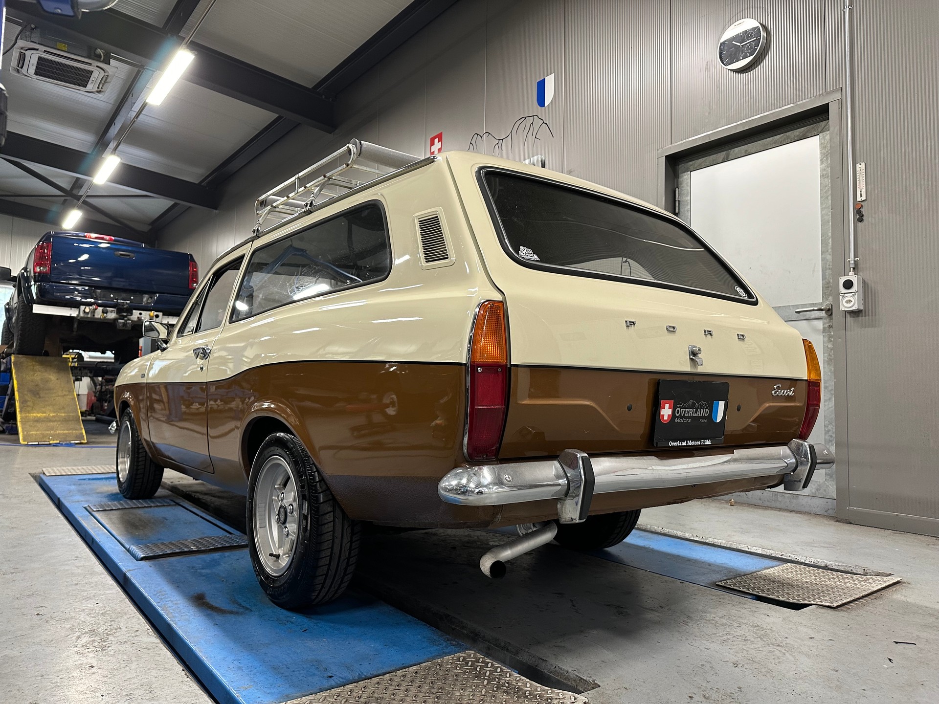 FORD KNOCHEN ESCORT-showroom-element-2