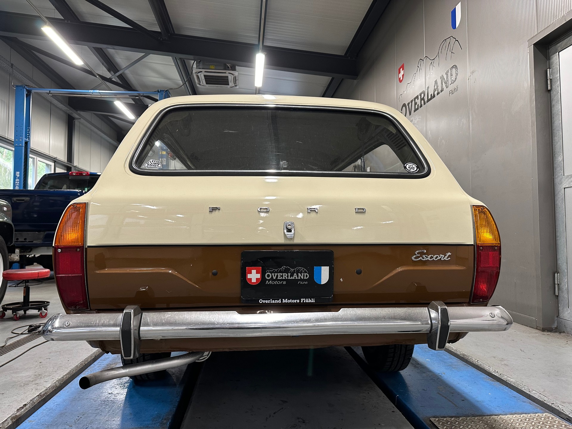 FORD KNOCHEN ESCORT-showroom-element-3