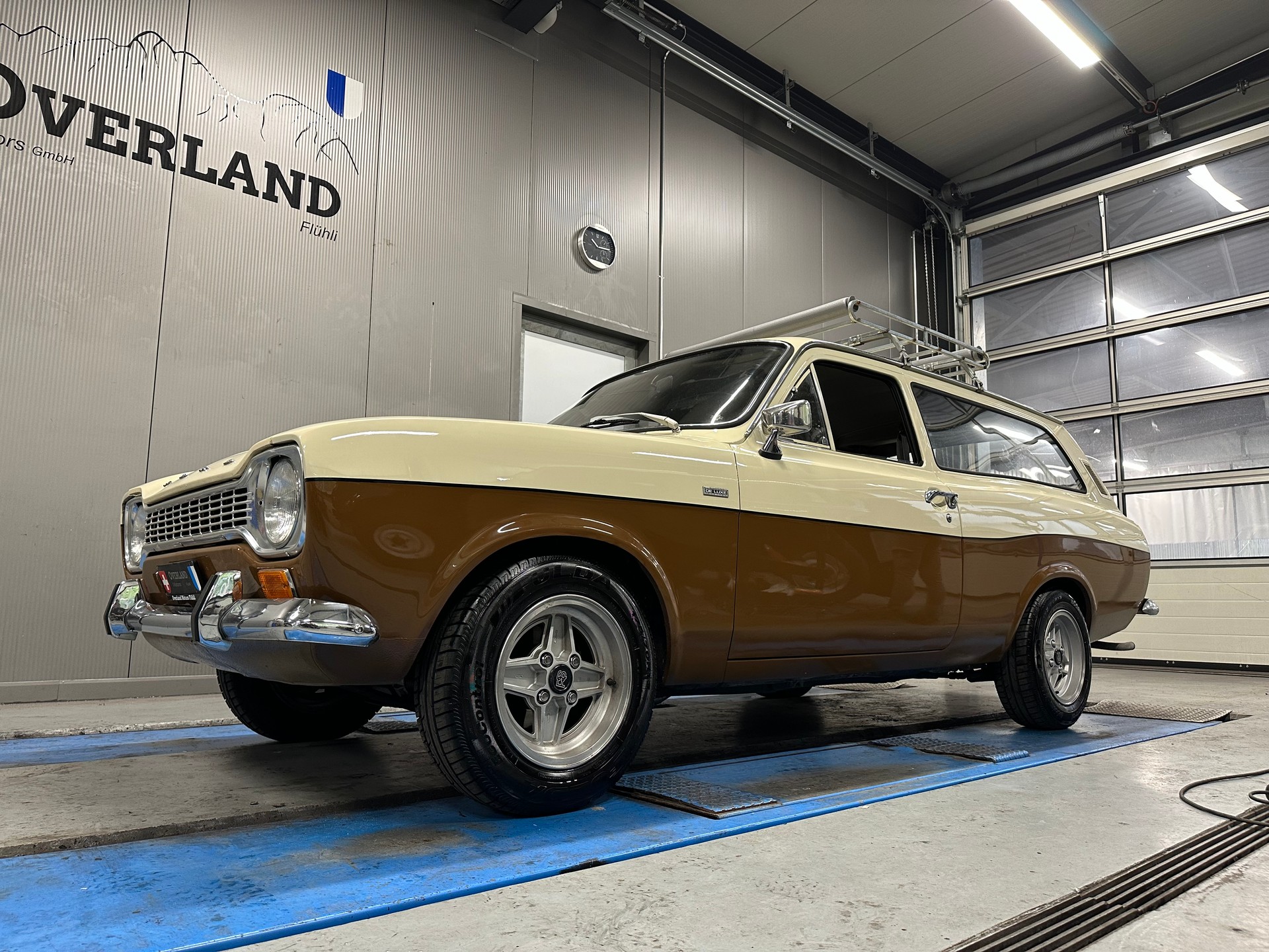 FORD KNOCHEN ESCORT-showroom-element-1