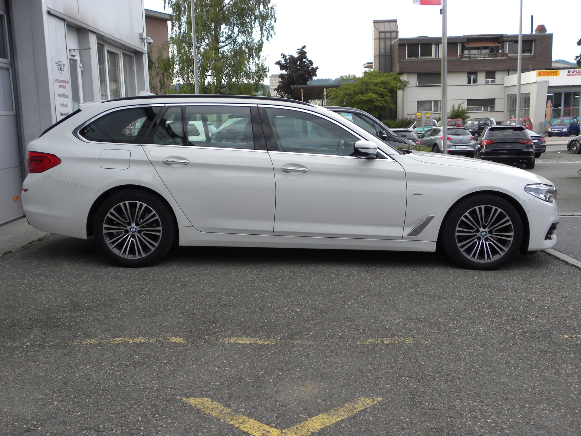 BMW 520d xDrive Touring Sport Line Steptronic-image-2