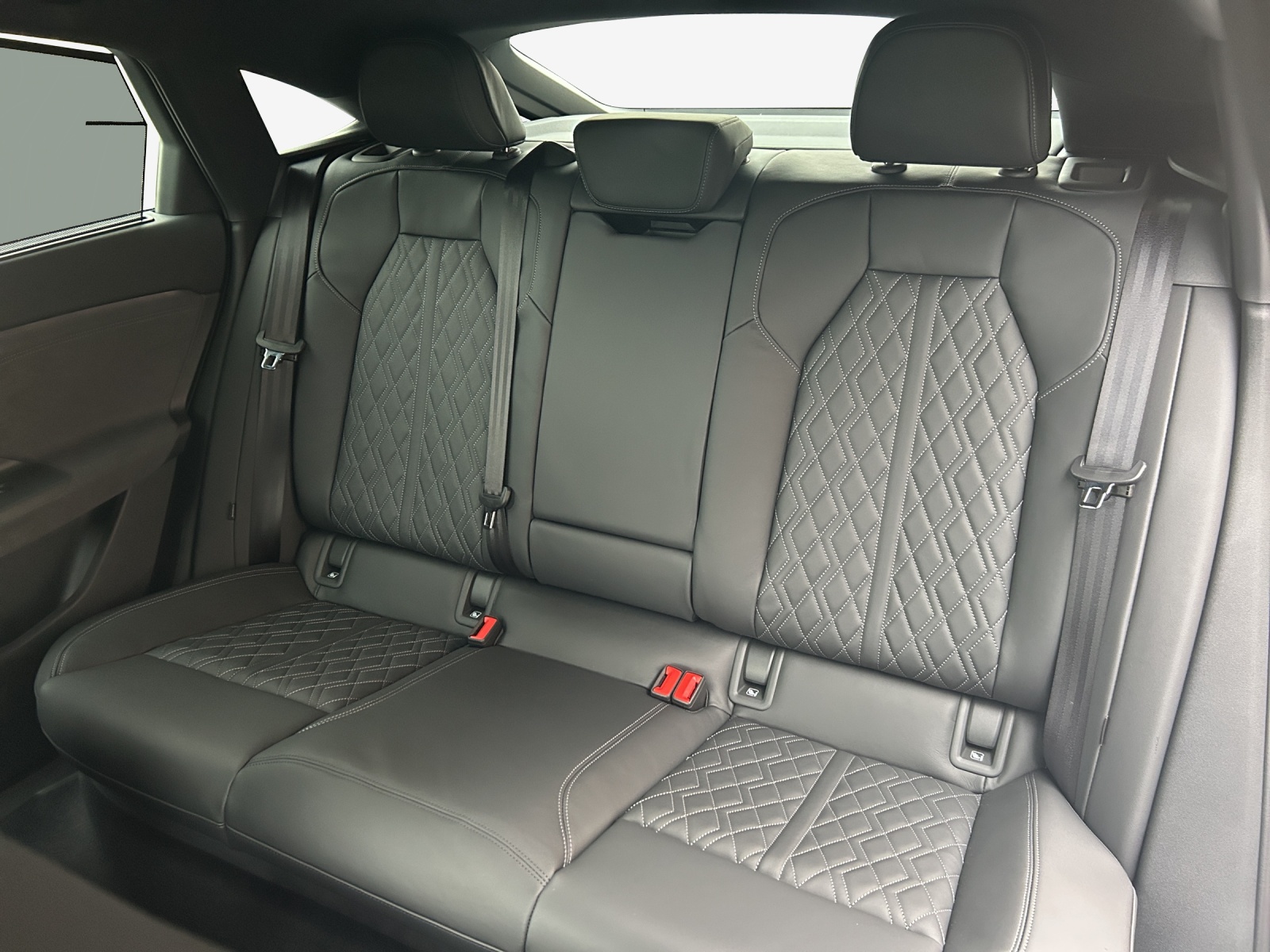 AUDI SQ6 Sportback e-tron quattro-image-11