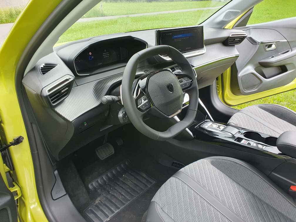 PEUGEOT 208 1.2 Hybrid Style-image-10