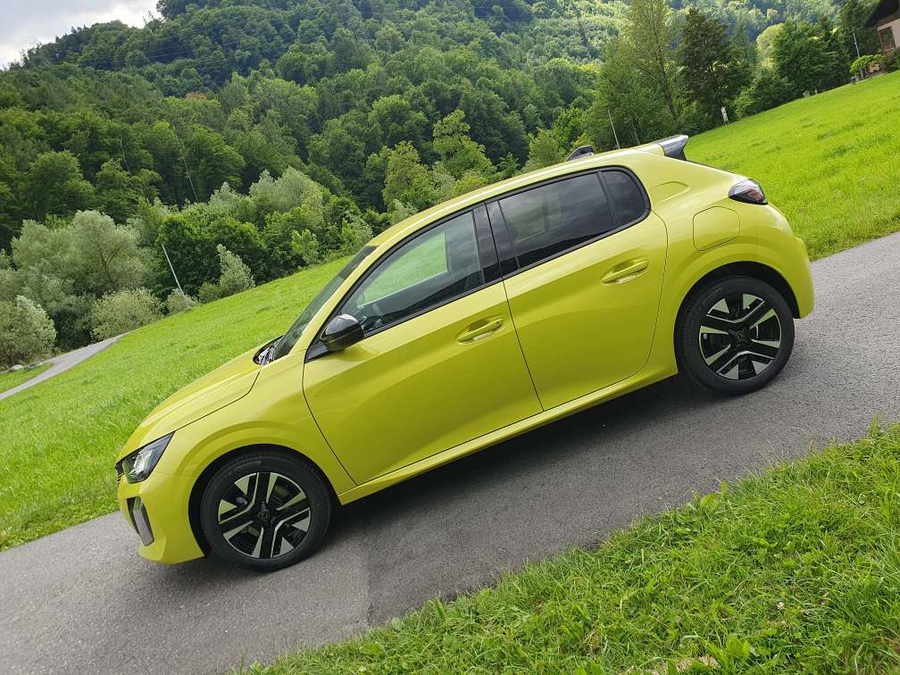 PEUGEOT 208 1.2 Hybrid Style-image-4