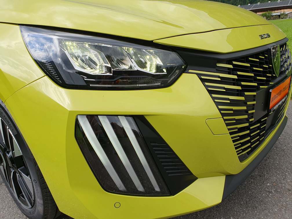 PEUGEOT 208 1.2 Hybrid Style-image-1