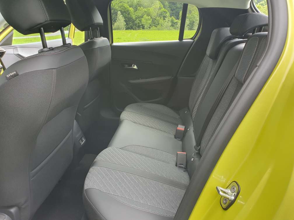 PEUGEOT 208 1.2 Hybrid Style-image-12