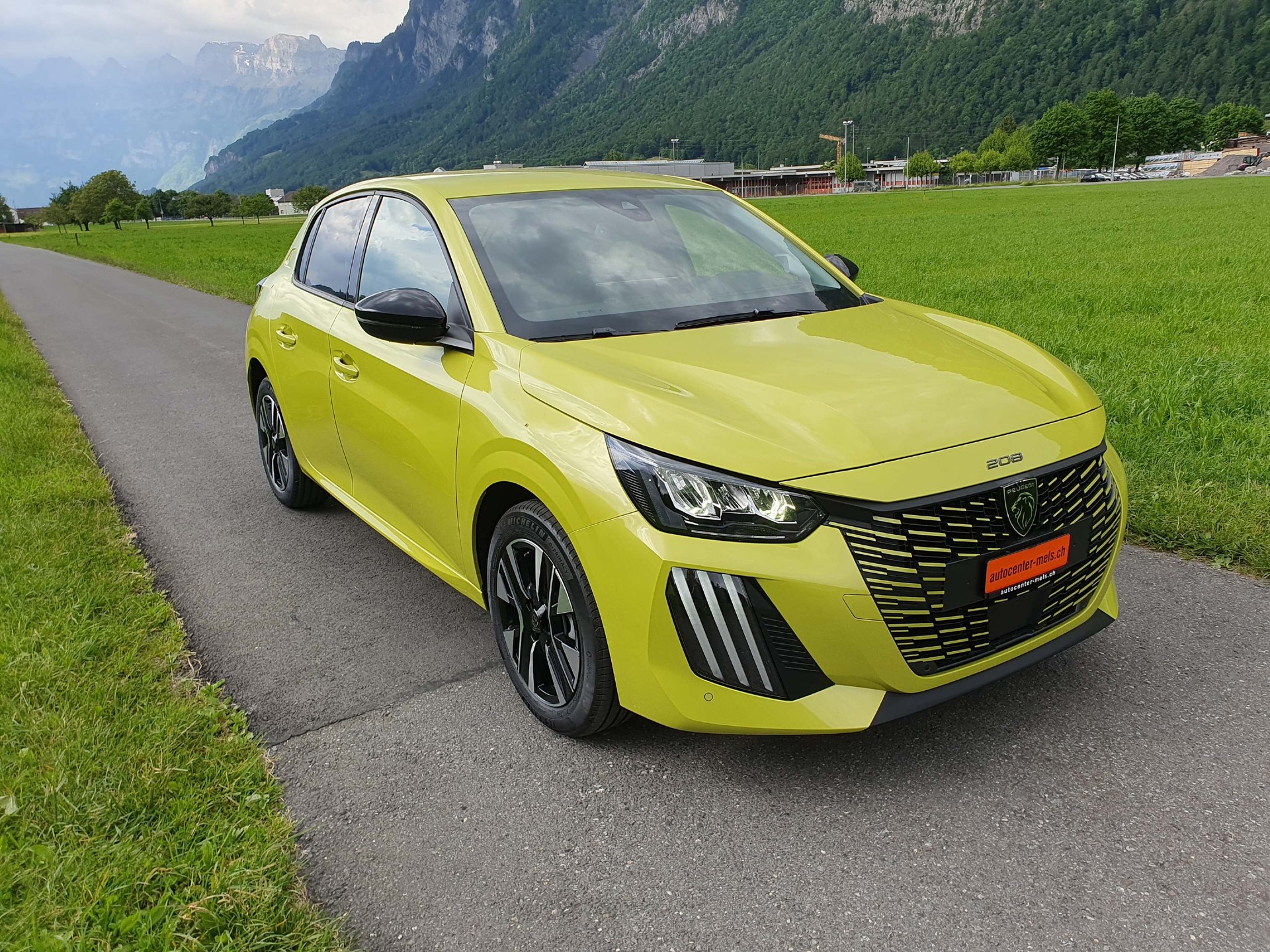 PEUGEOT 208 1.2 Hybrid Style-image-0