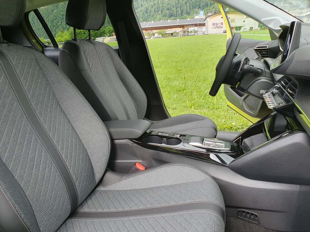 PEUGEOT 208 1.2 Hybrid Style-image-9