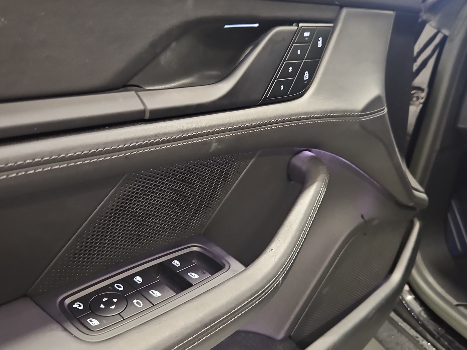 PORSCHE Taycan 4 Cross Turismo-image-13