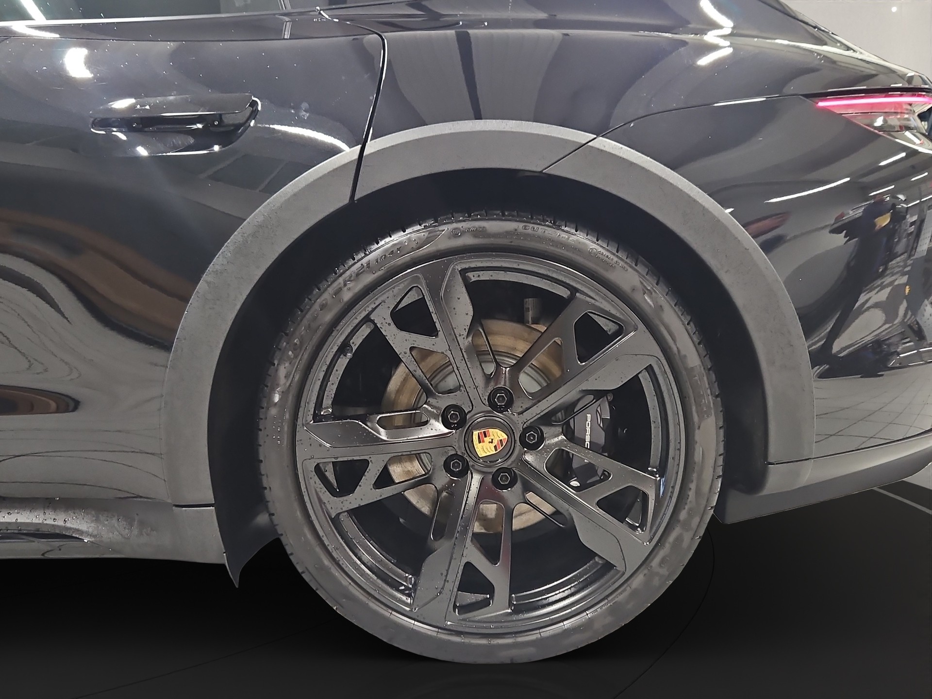PORSCHE Taycan 4 Cross Turismo-image-5
