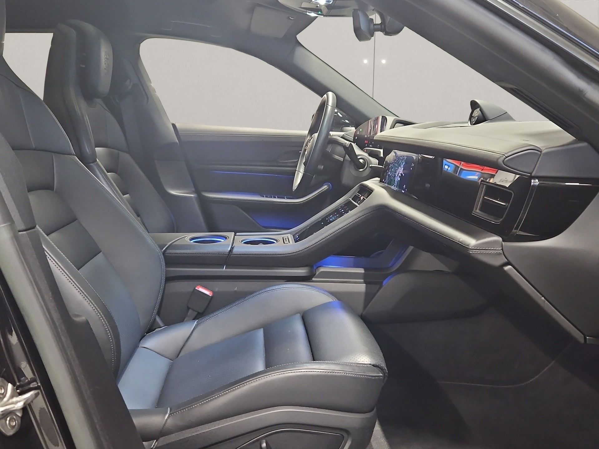 PORSCHE Taycan 4 Cross Turismo-image-14