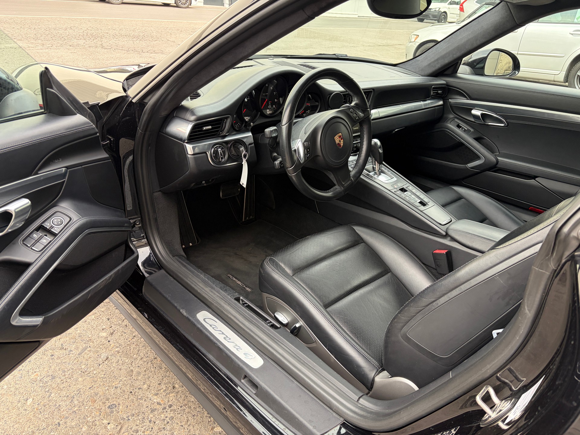 PORSCHE 911 Carrera 4-image-6